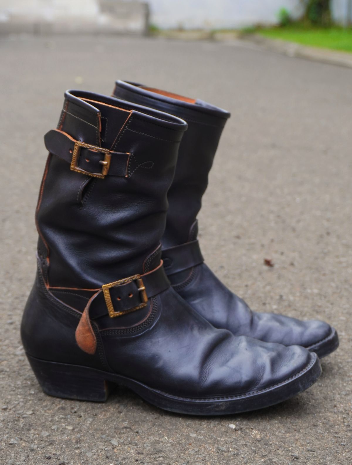 Photo by gerrychriss on January 3, 2026 of the Fortis Boots Tapak 2.0 Engineer Boots in Maryam Toscanello Horsebutt Overdyed Black.