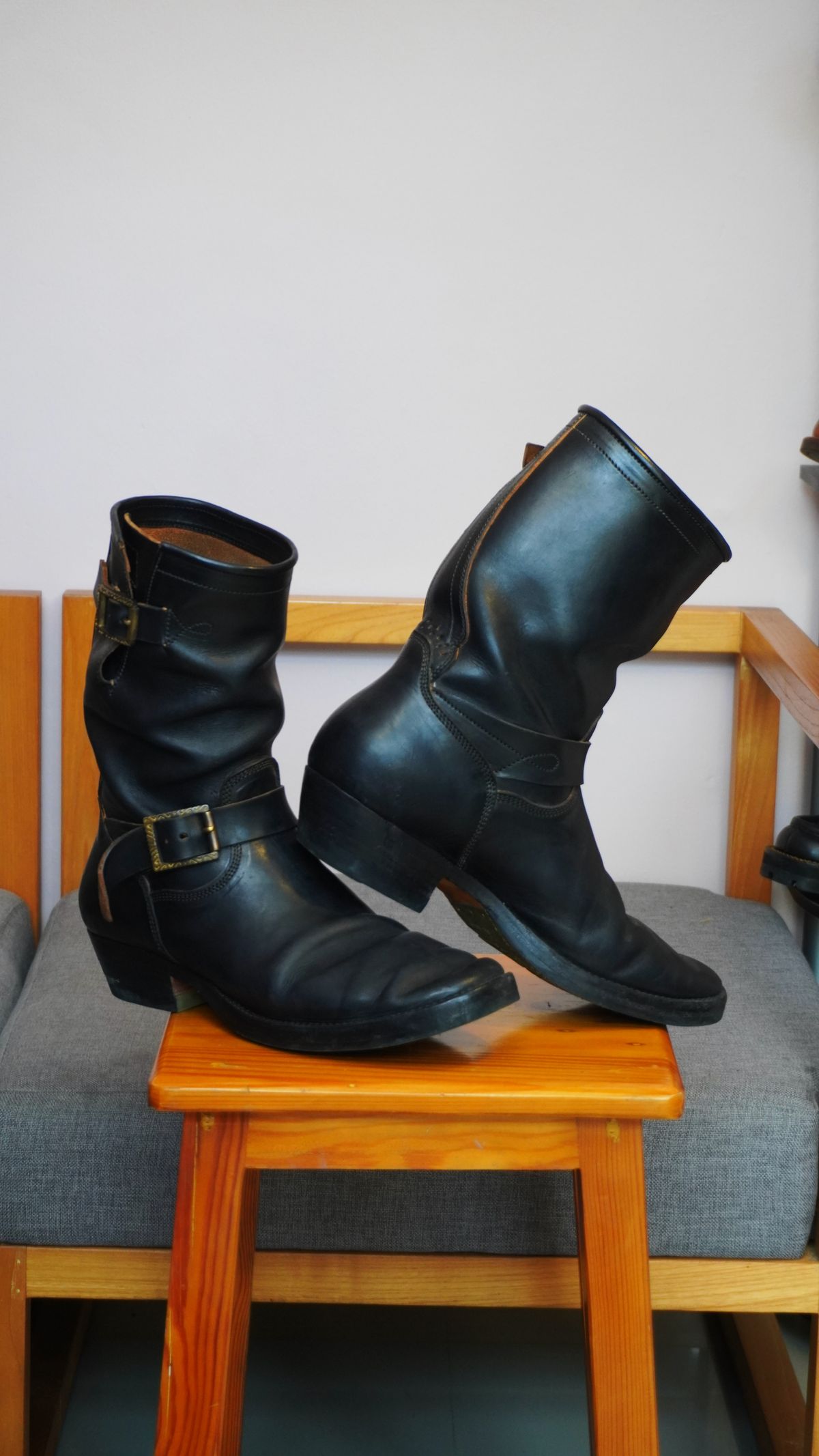 Photo by gerrychriss on February 3, 2026 of the Fortis Boots Tapak 2.0 Engineer Boots in Maryam Toscanello Horsebutt Overdyed Black.