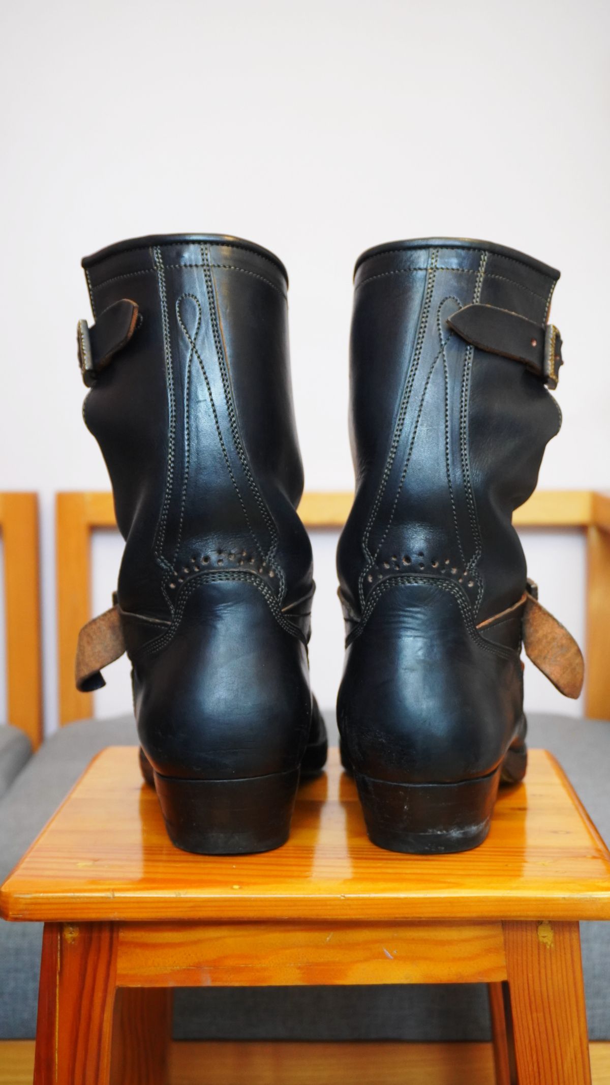 Photo by gerrychriss on February 3, 2026 of the Fortis Boots Tapak 2.0 Engineer Boots in Maryam Toscanello Horsebutt Overdyed Black.