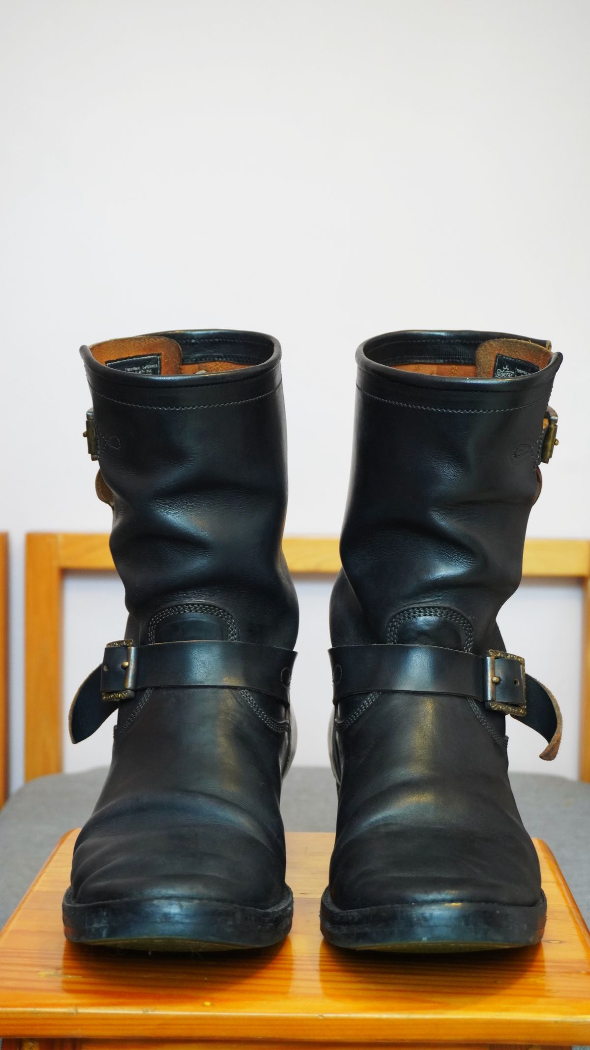 Photo by gerrychriss on February 3, 2026 of the Fortis Boots Tapak 2.0 Engineer Boots in Maryam Toscanello Horsebutt Overdyed Black.