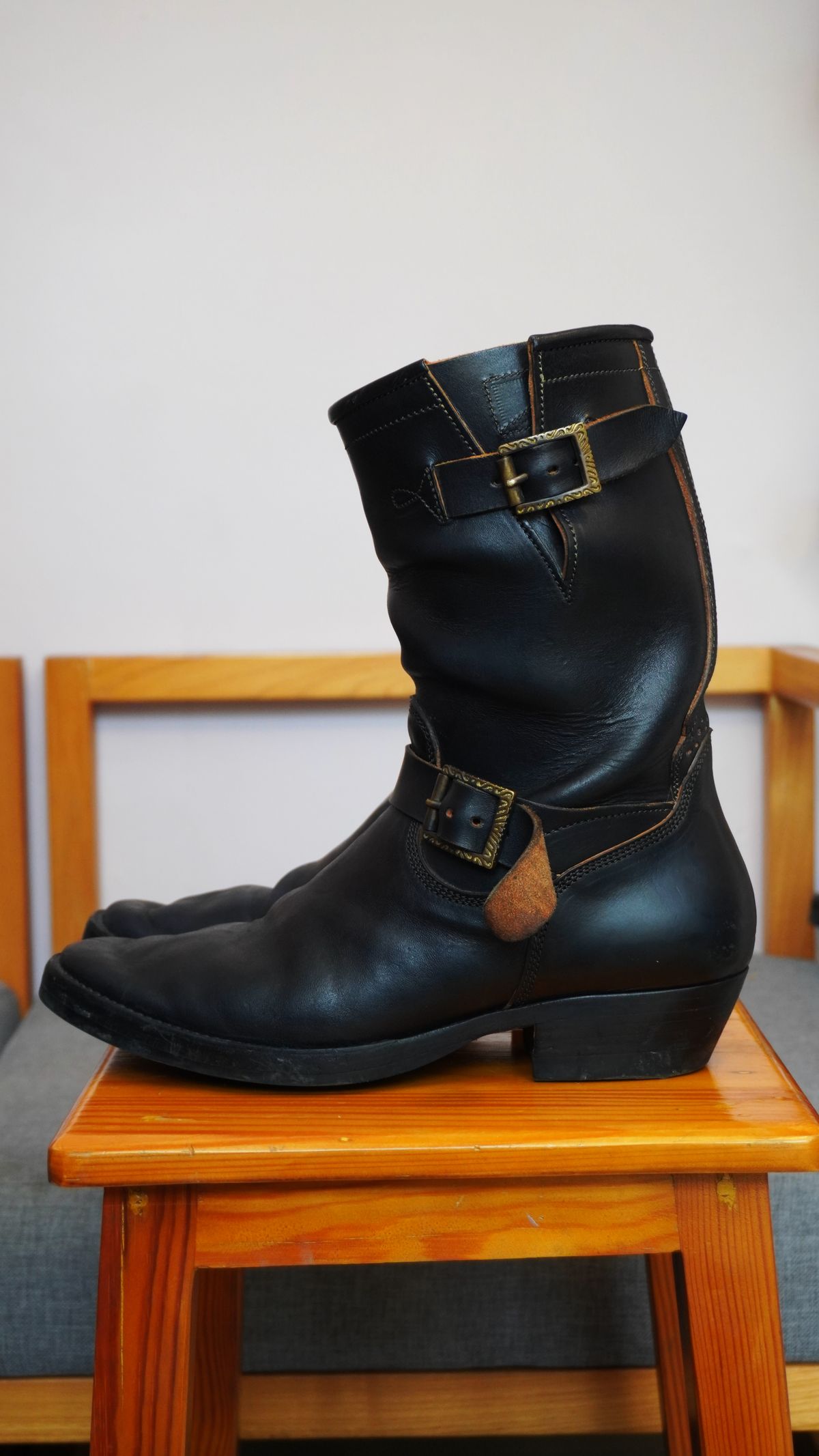 Photo by gerrychriss on February 3, 2026 of the Fortis Boots Tapak 2.0 Engineer Boots in Maryam Toscanello Horsebutt Overdyed Black.