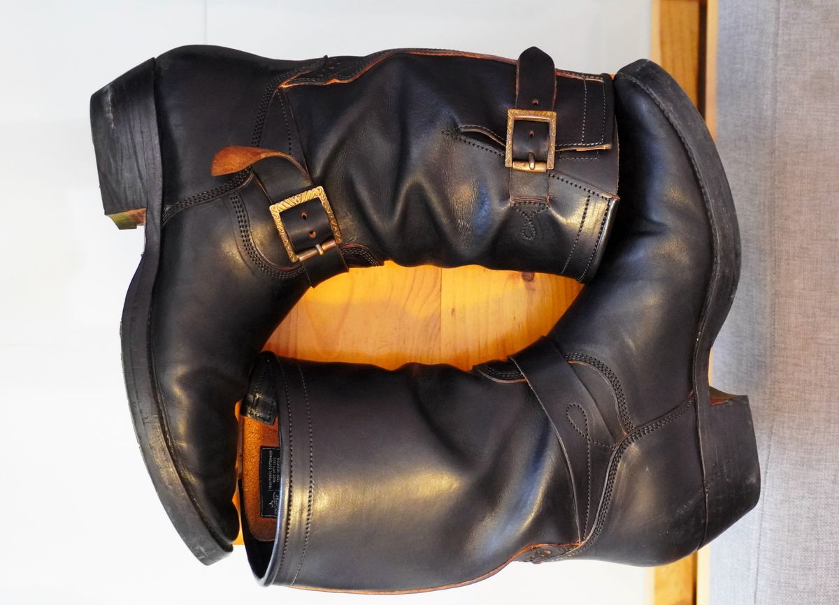 Photo by gerrychriss on February 3, 2026 of the Fortis Boots Tapak 2.0 Engineer Boots in Maryam Toscanello Horsebutt Overdyed Black.