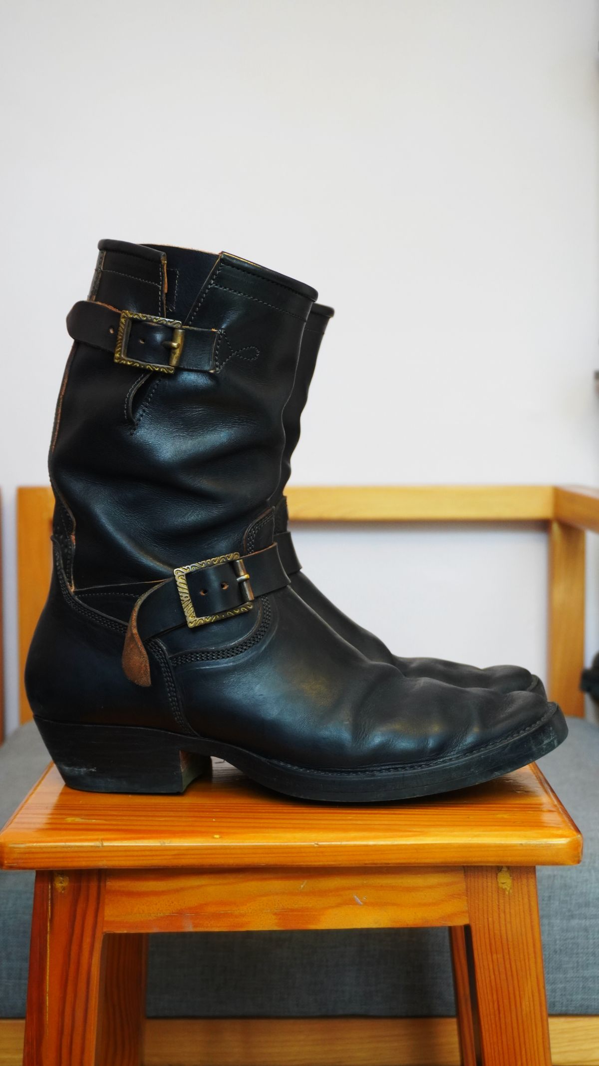 Photo by gerrychriss on February 3, 2026 of the Fortis Boots Tapak 2.0 Engineer Boots in Maryam Toscanello Horsebutt Overdyed Black.