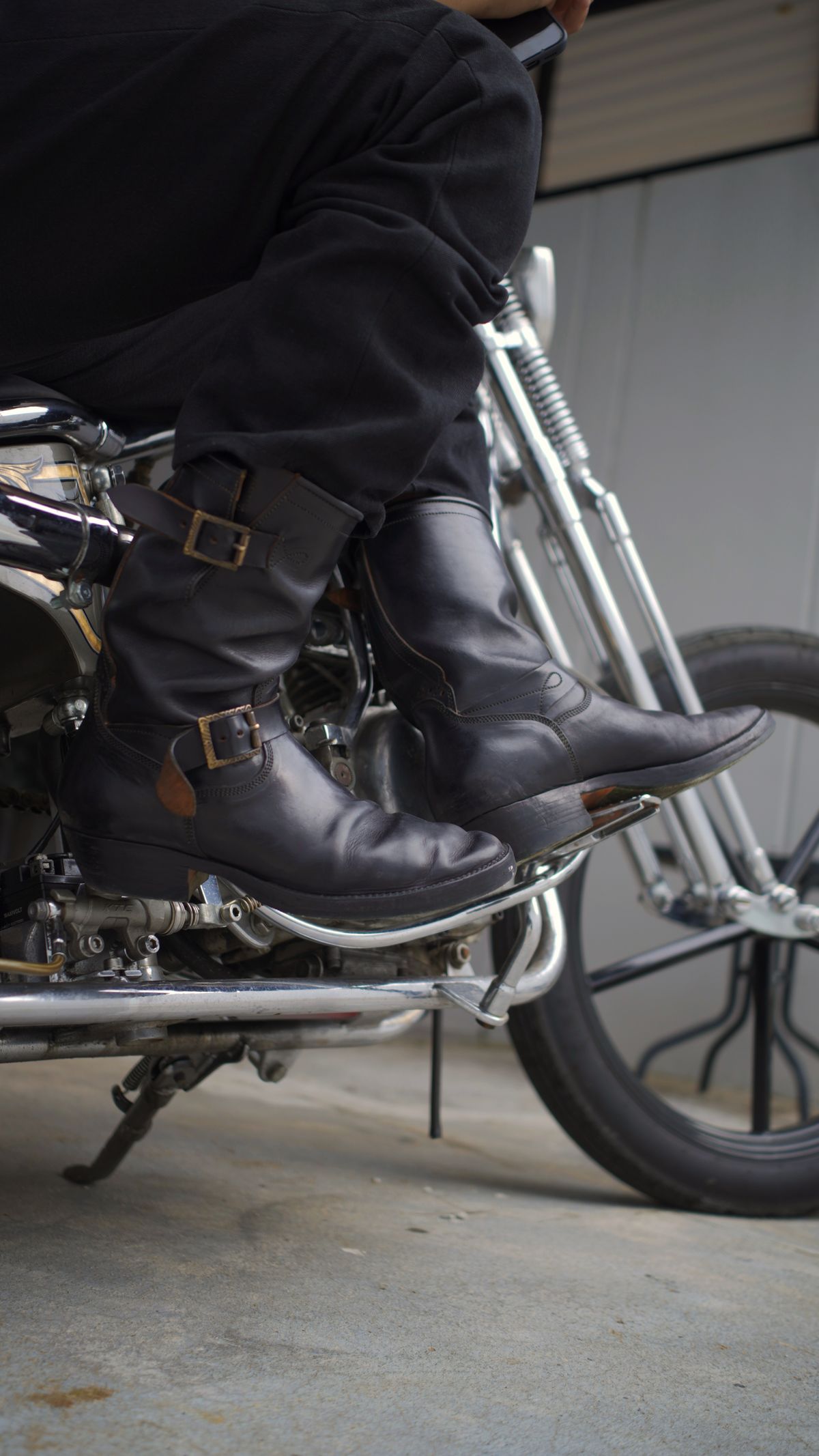 Photo by gerrychriss on March 4, 2026 of the Fortis Boots Tapak 2.0 Engineer Boots in Maryam Toscanello Horsebutt Overdyed Black.