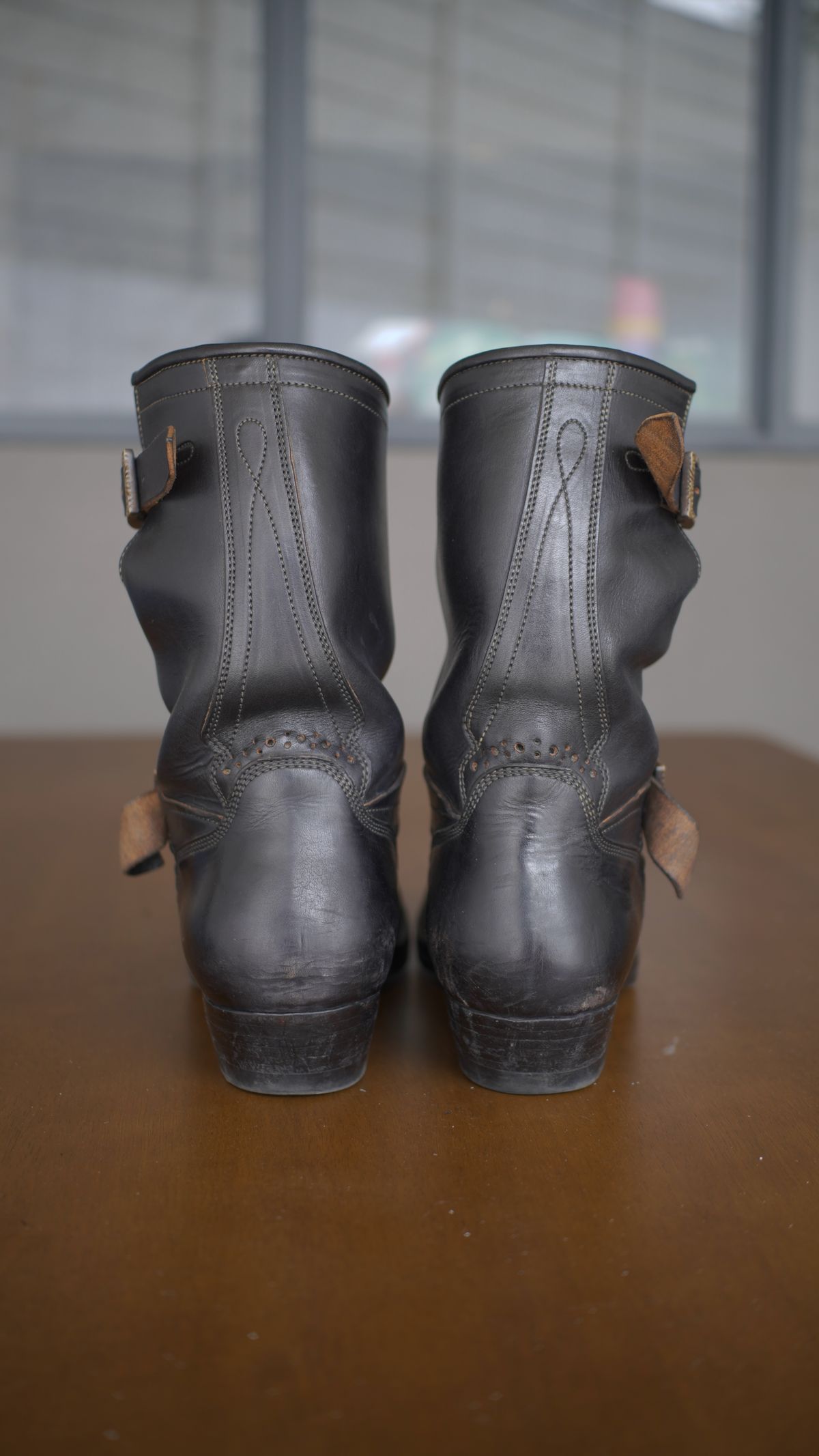 Photo by gerrychriss on March 4, 2026 of the Fortis Boots Tapak 2.0 Engineer Boots in Maryam Toscanello Horsebutt Overdyed Black.