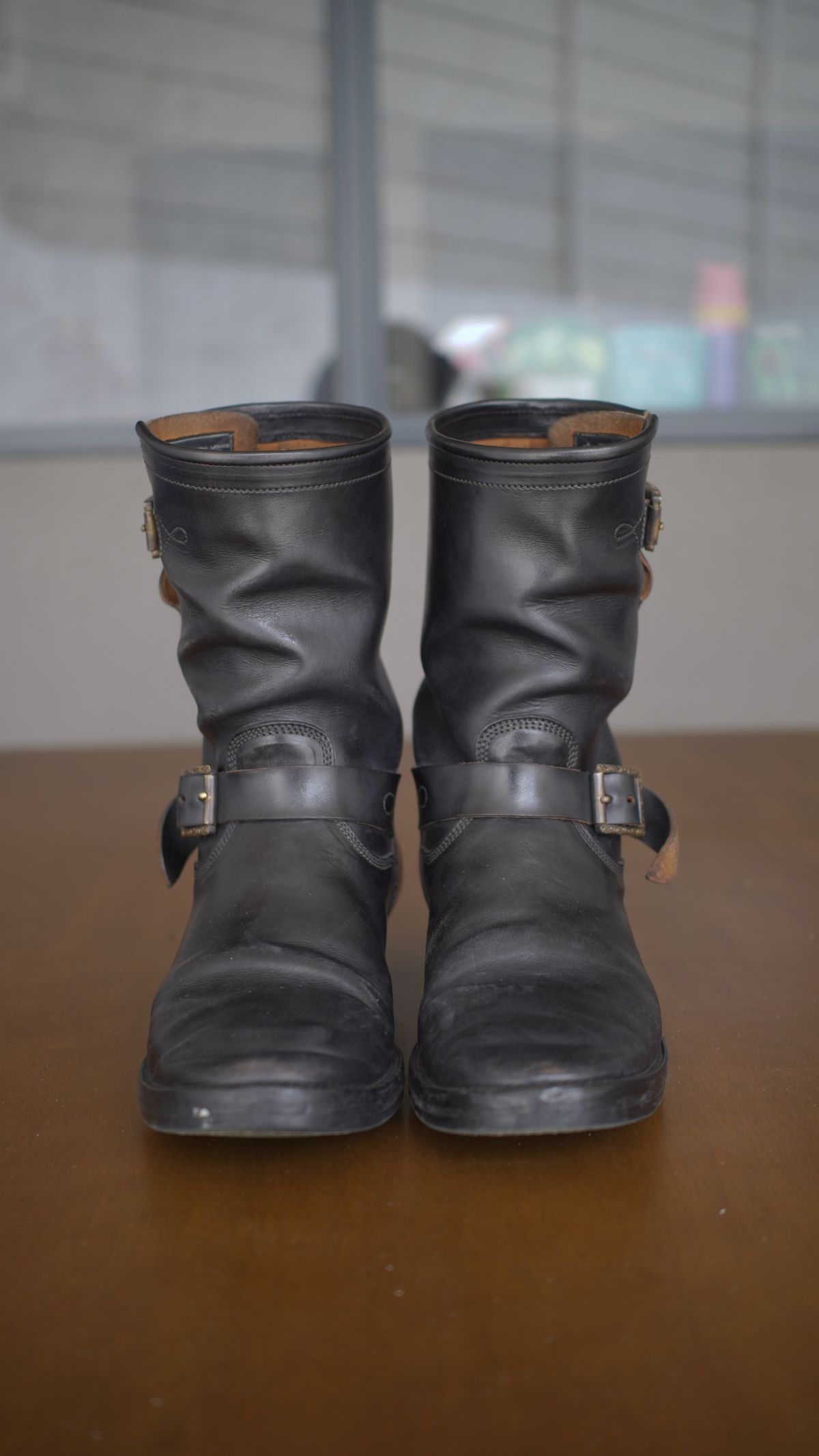 Photo by gerrychriss on March 4, 2026 of the Fortis Boots Tapak 2.0 Engineer Boots in Maryam Toscanello Horsebutt Overdyed Black.