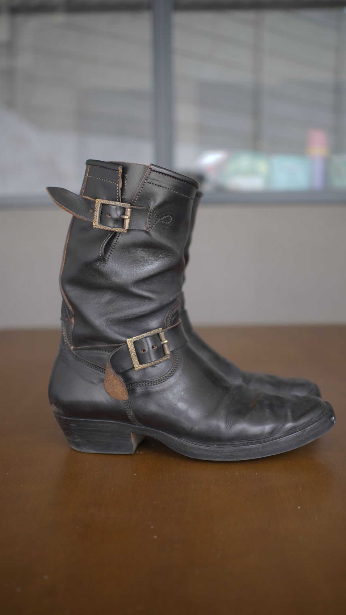 Photo by gerrychriss on March 4, 2026 of the Fortis Boots Tapak 2.0 Engineer Boots in Maryam Toscanello Horsebutt Overdyed Black.