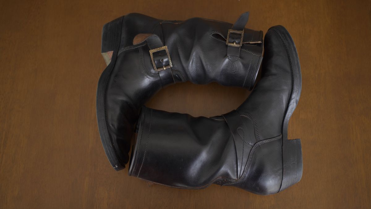 Photo by gerrychriss on March 4, 2026 of the Fortis Boots Tapak 2.0 Engineer Boots in Maryam Toscanello Horsebutt Overdyed Black.