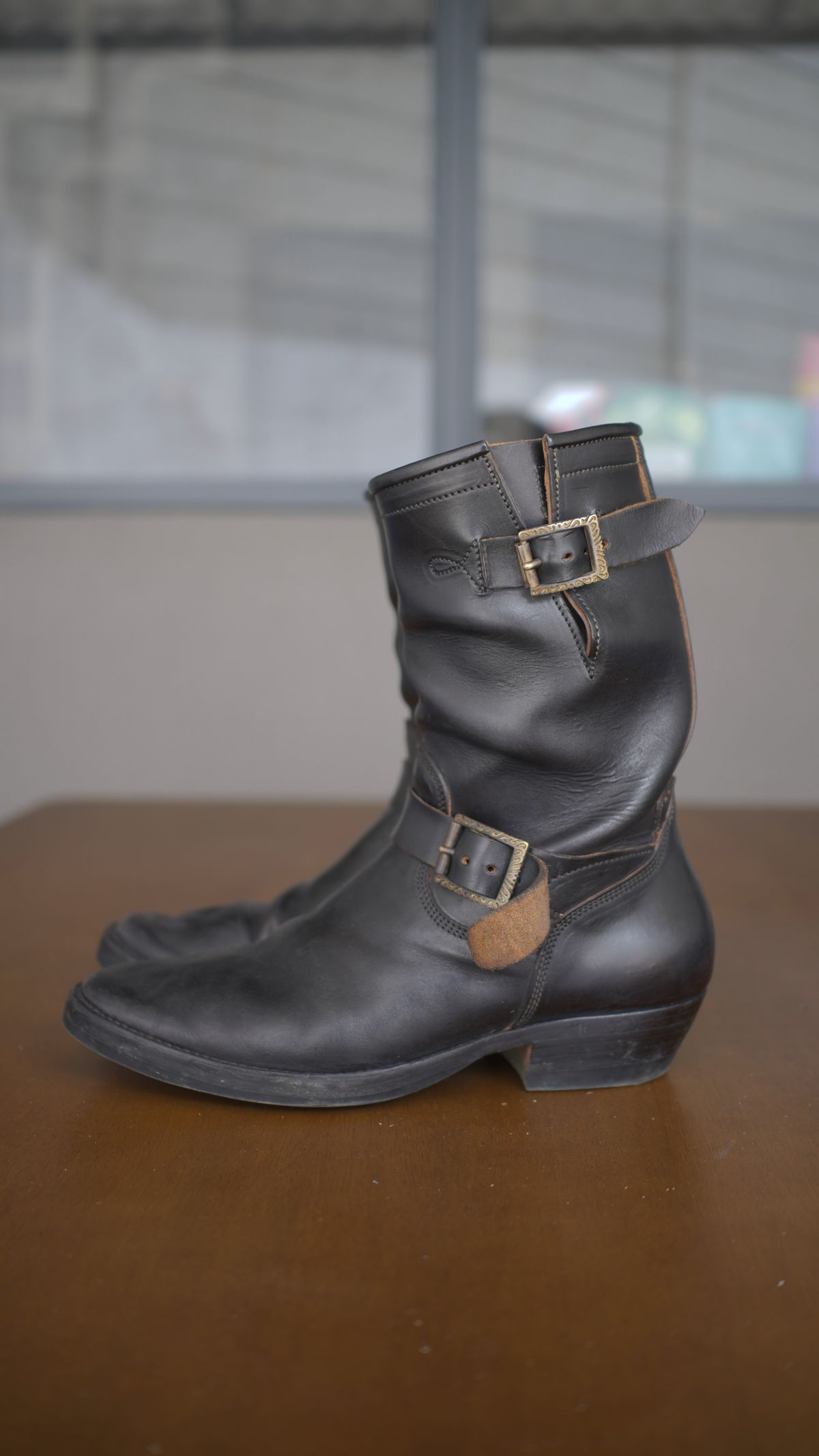 Photo by gerrychriss on March 4, 2026 of the Fortis Boots Tapak 2.0 Engineer Boots in Maryam Toscanello Horsebutt Overdyed Black.