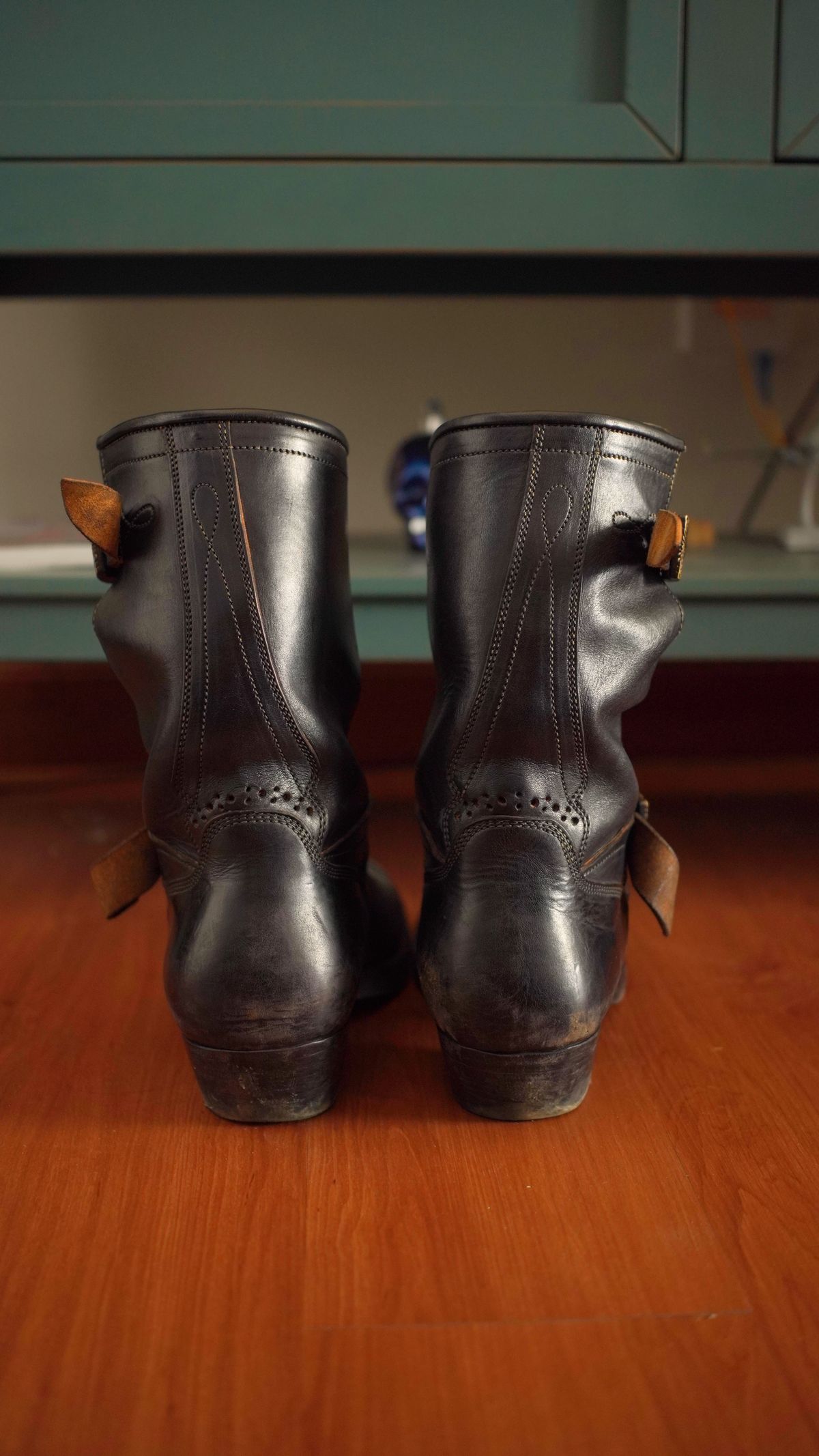 Photo by gerrychriss on April 3, 2026 of the Fortis Boots Tapak 2.0 Engineer Boots in Maryam Toscanello Horsebutt Overdyed Black.