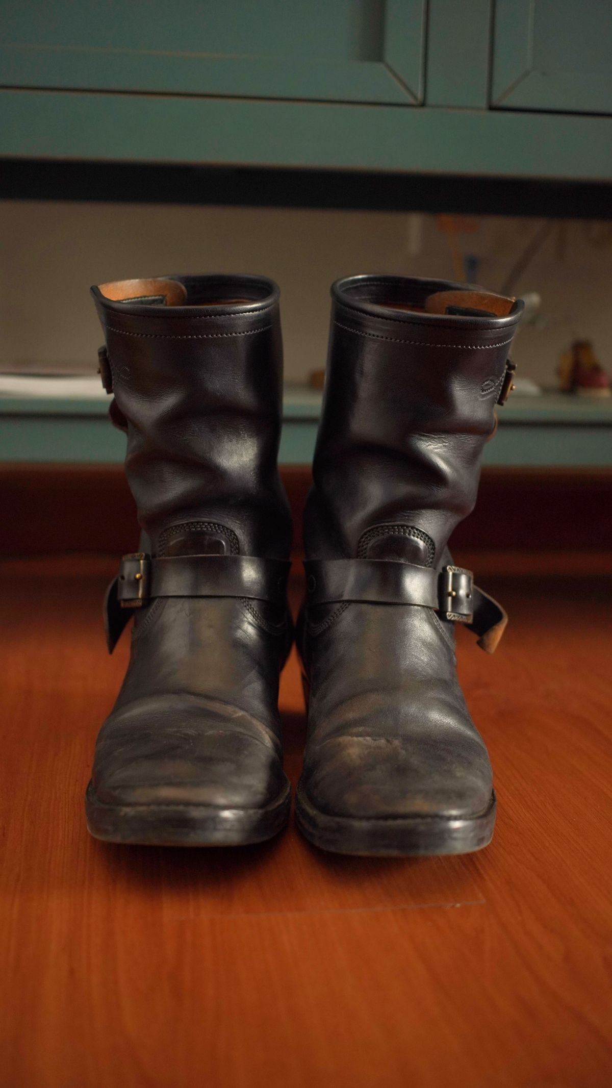 Photo by gerrychriss on April 3, 2026 of the Fortis Boots Tapak 2.0 Engineer Boots in Maryam Toscanello Horsebutt Overdyed Black.