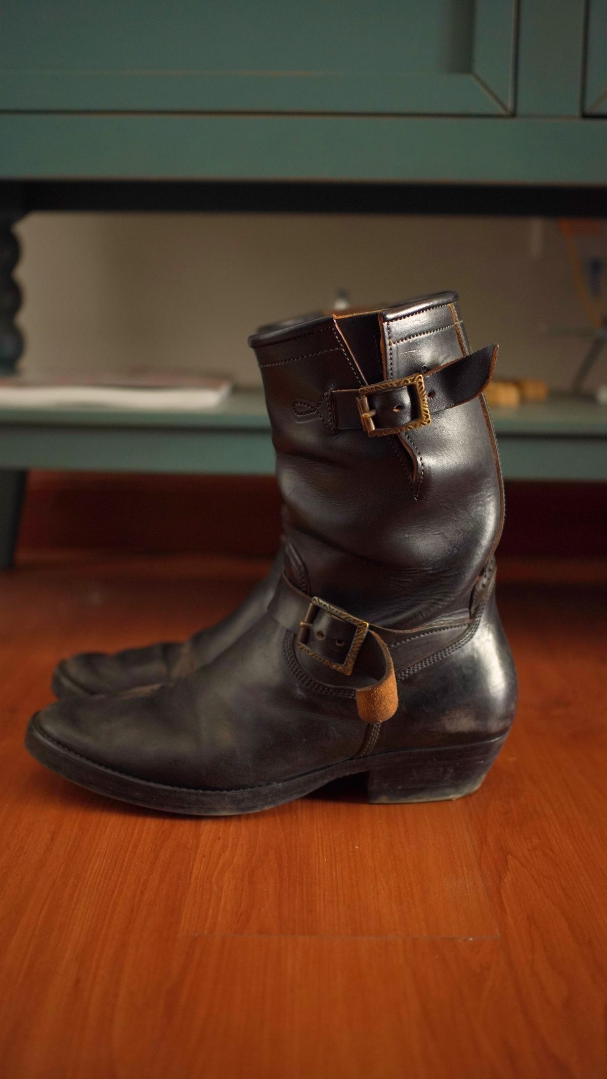 Photo by gerrychriss on April 3, 2026 of the Fortis Boots Tapak 2.0 Engineer Boots in Maryam Toscanello Horsebutt Overdyed Black.