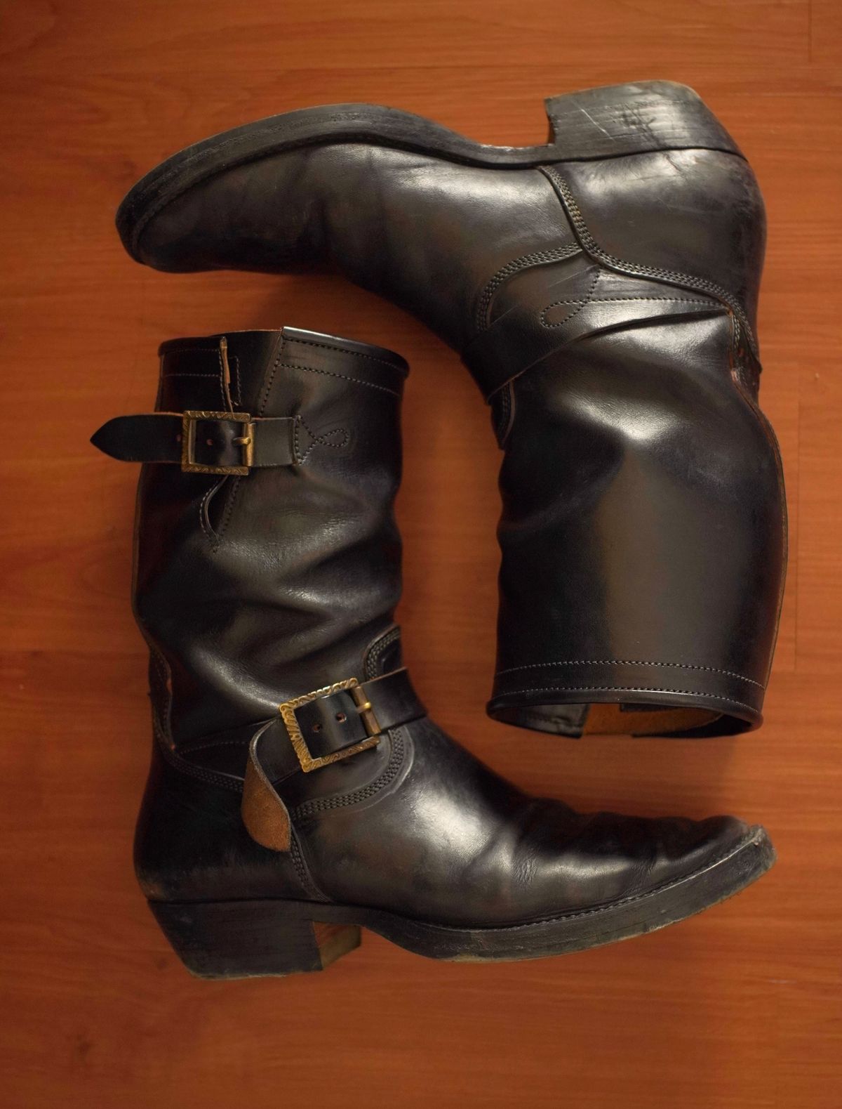 Photo by gerrychriss on April 3, 2026 of the Fortis Boots Tapak 2.0 Engineer Boots in Maryam Toscanello Horsebutt Overdyed Black.