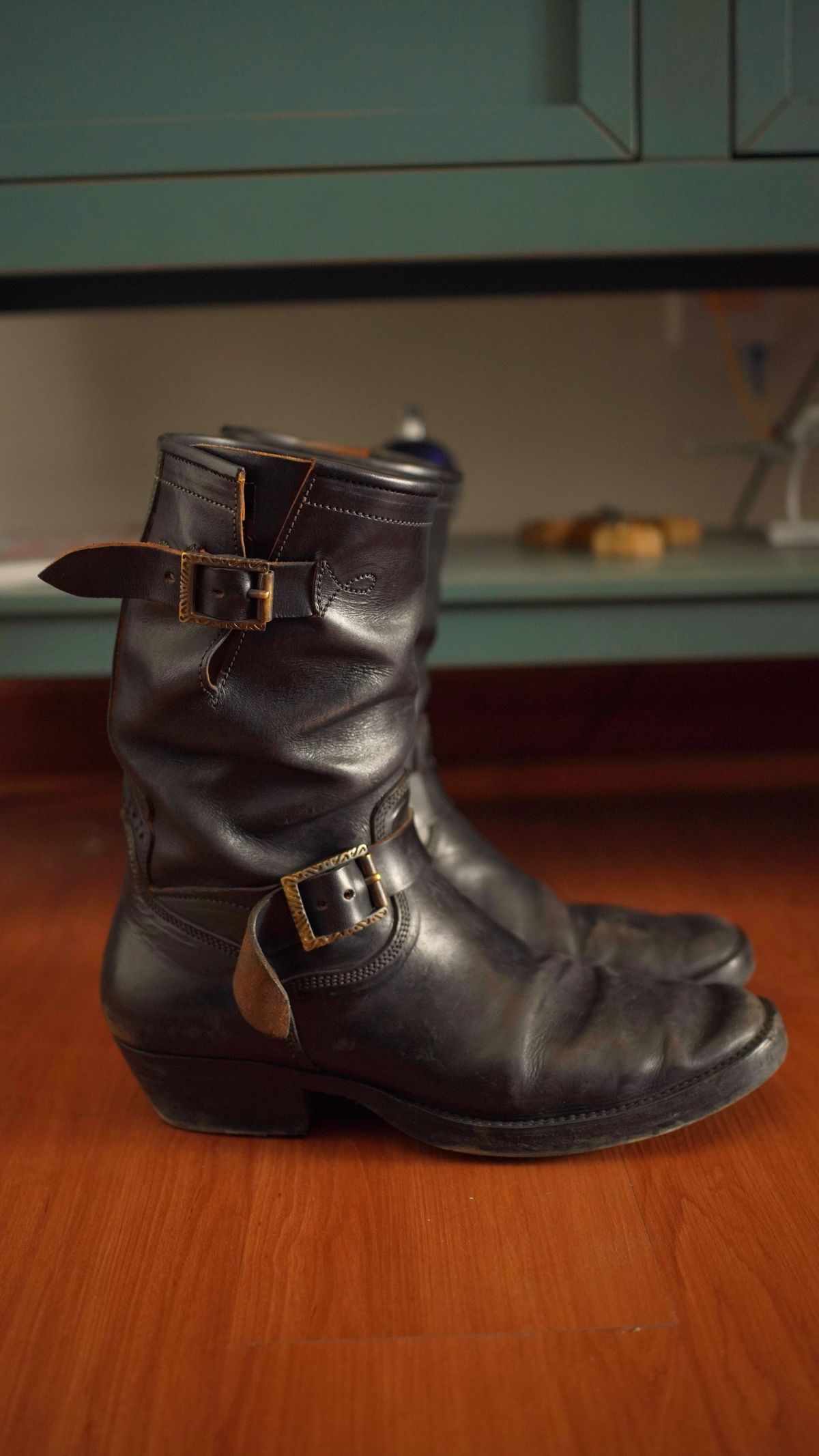 Photo by gerrychriss on April 3, 2026 of the Fortis Boots Tapak 2.0 Engineer Boots in Maryam Toscanello Horsebutt Overdyed Black.