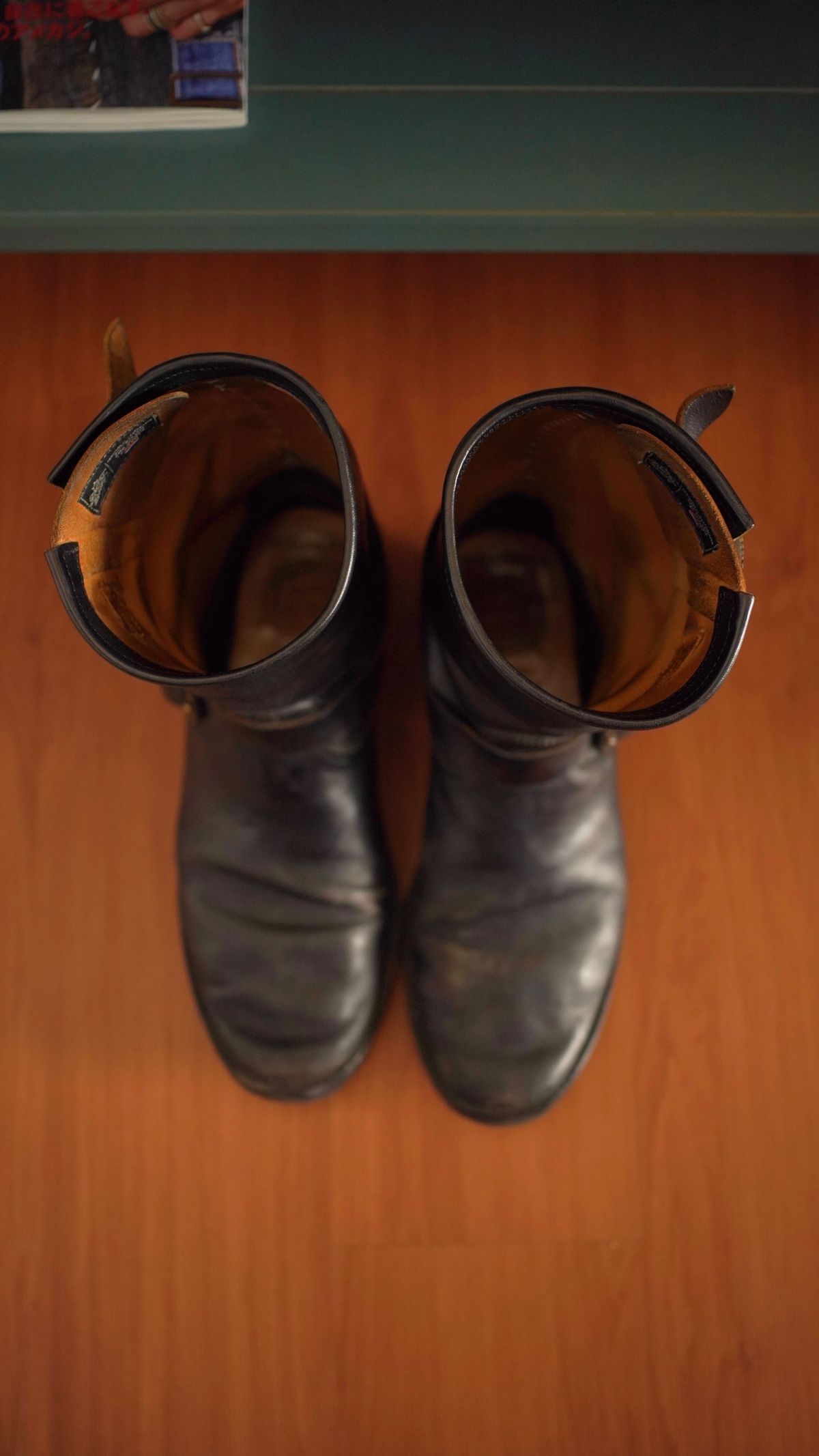 Photo by gerrychriss on April 3, 2026 of the Fortis Boots Tapak 2.0 Engineer Boots in Maryam Toscanello Horsebutt Overdyed Black.