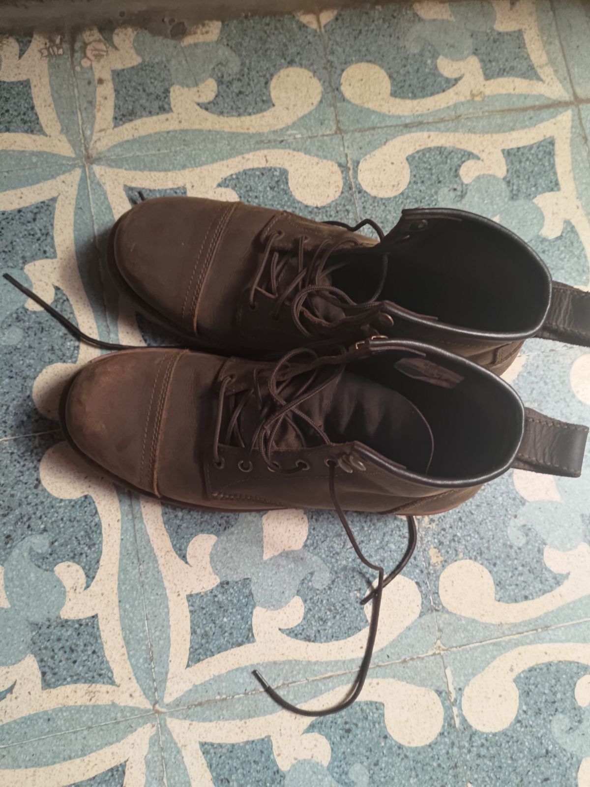 Photo by avikishoresoni on May 26, 2025 of the Craft & Glory Ranger Boots 6" (Vintage Brown) Goodyear Welted in Full Grain Waxed Water Buffalo.