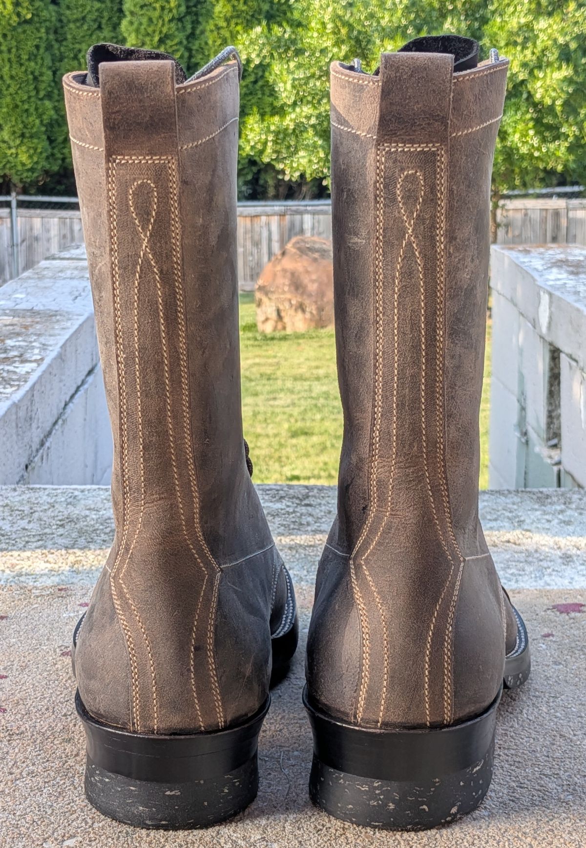 Photo by mari on October 1, 2025 of the Caswell Boot Company Caswell x Fortis Munson in Gallun Charcoal Teton Stag.
