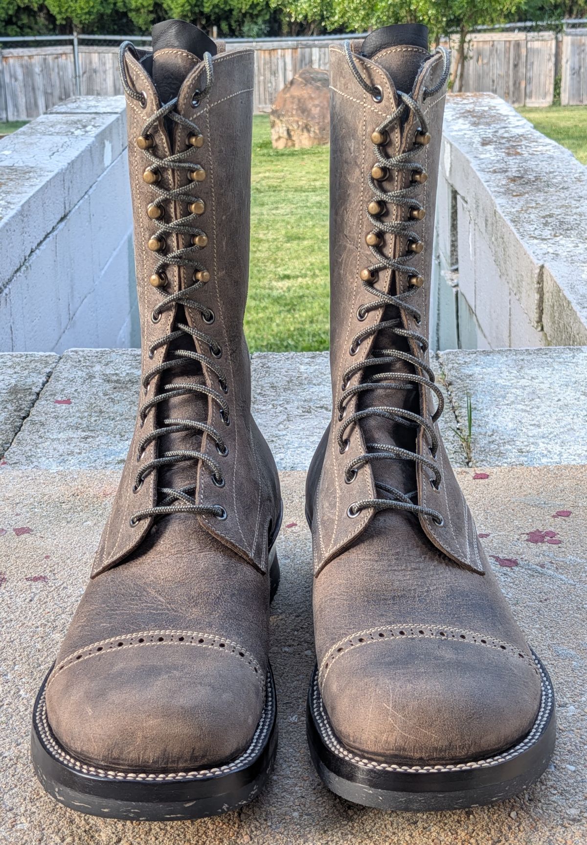 Photo by mari on October 1, 2025 of the Caswell Boot Company Caswell x Fortis Munson in Gallun Charcoal Teton Stag.