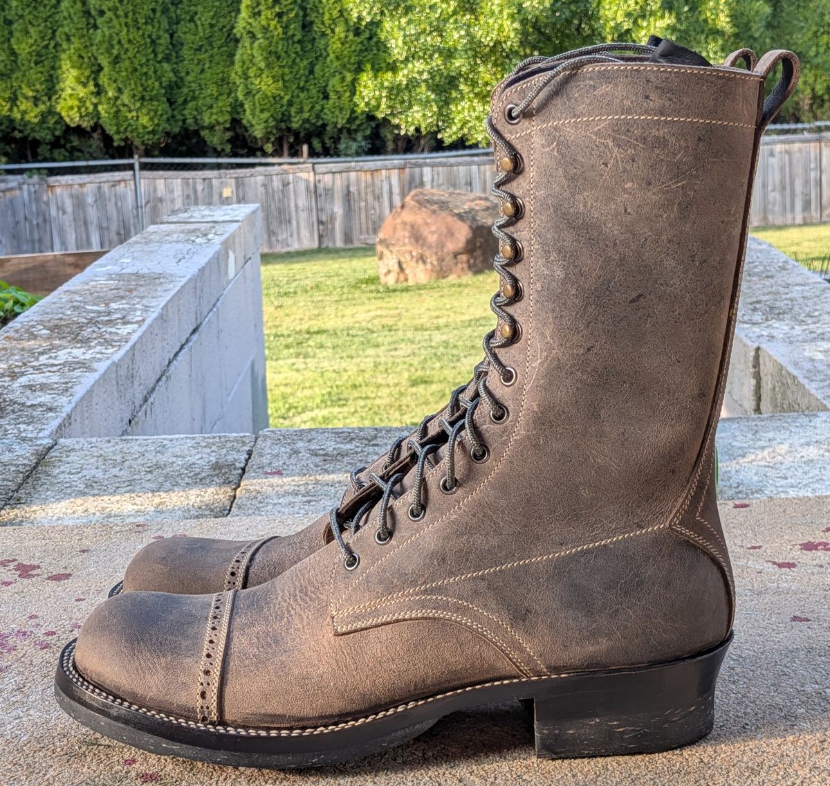 Photo by mari on October 1, 2025 of the Caswell Boot Company Caswell x Fortis Munson in Gallun Charcoal Teton Stag.