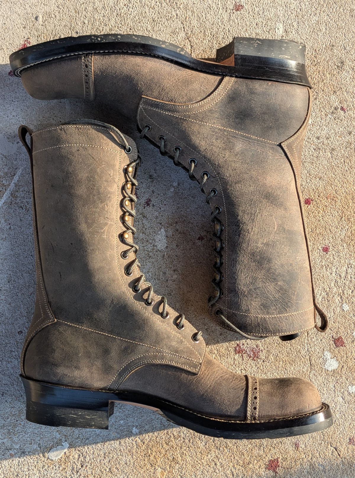 Photo by mari on October 1, 2025 of the Caswell Boot Company Caswell x Fortis Munson in Gallun Charcoal Teton Stag.
