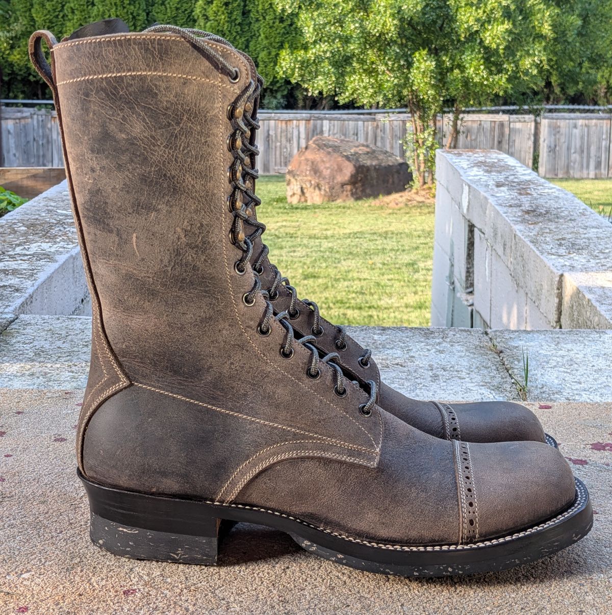 Photo by mari on October 1, 2025 of the Caswell Boot Company Caswell x Fortis Munson in Gallun Charcoal Teton Stag.