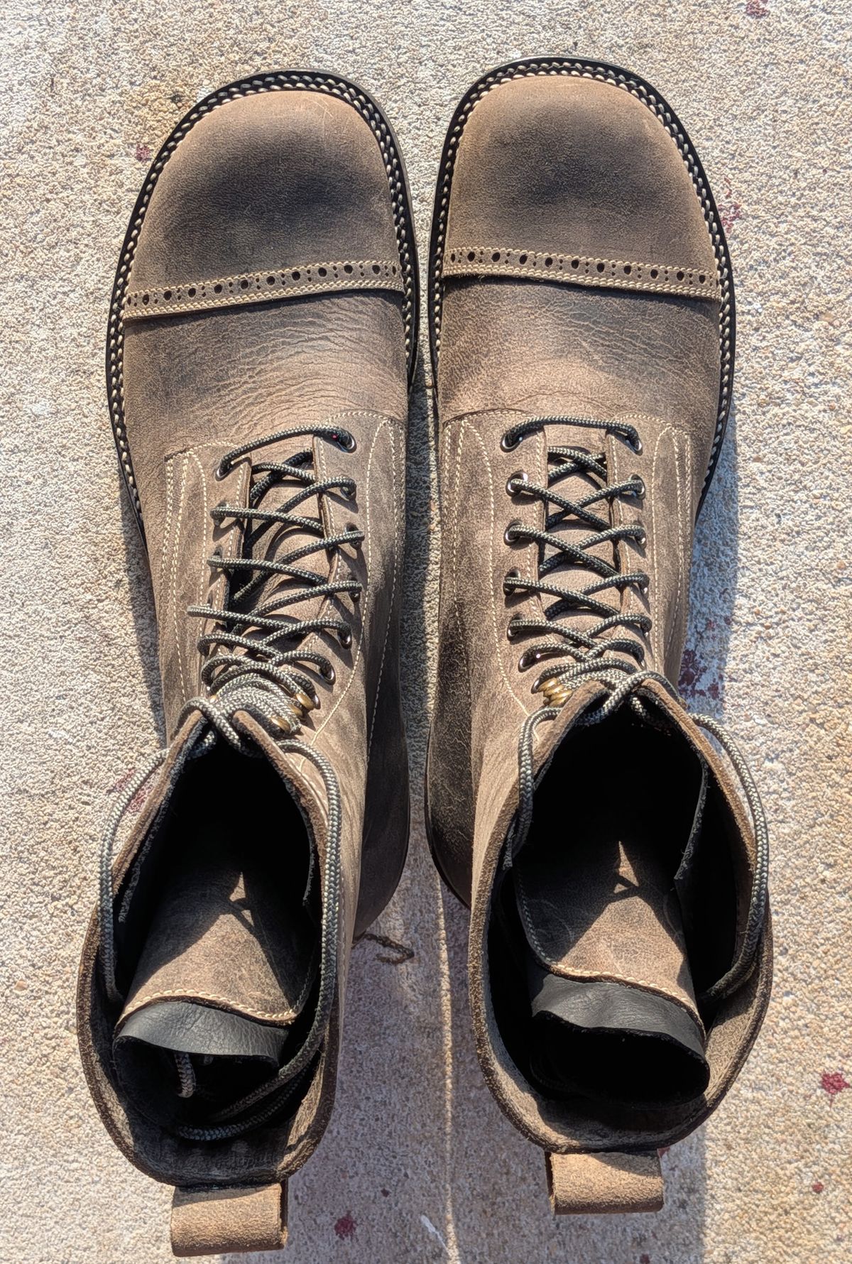 Photo by mari on October 1, 2025 of the Caswell Boot Company Caswell x Fortis Munson in Gallun Charcoal Teton Stag.