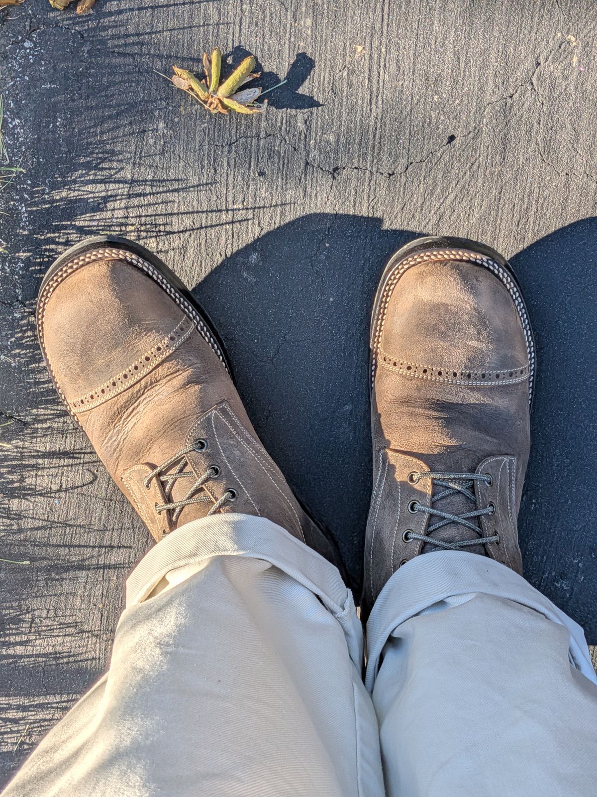 Photo by mari on October 1, 2025 of the Caswell Boot Company Caswell x Fortis Munson in Gallun Charcoal Teton Stag.