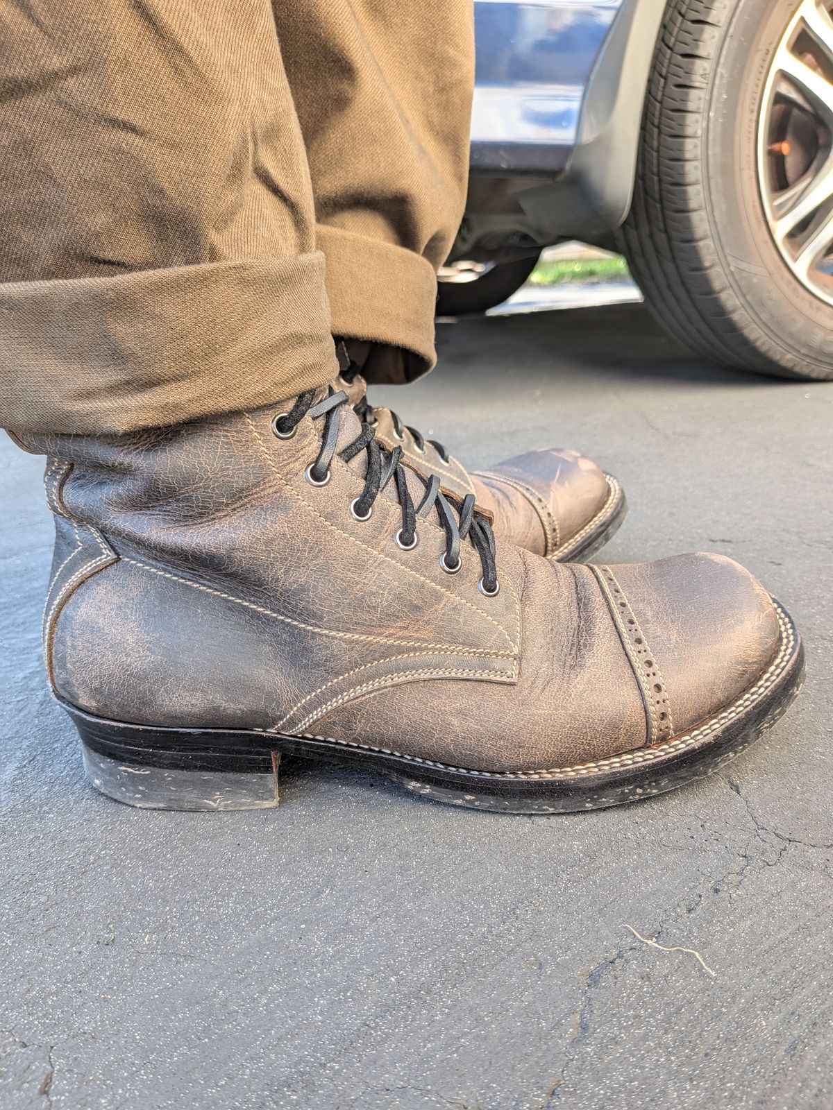 Photo by mari on October 6, 2025 of the Caswell Boot Company Caswell x Fortis Munson in Gallun Charcoal Teton Stag.