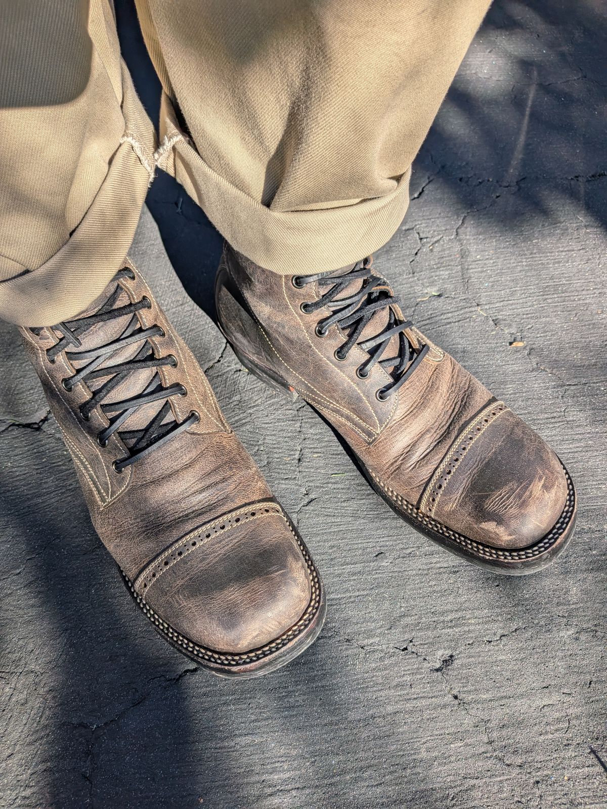 Photo by mari on October 9, 2025 of the Caswell Boot Company Caswell x Fortis Munson in Gallun Charcoal Teton Stag.