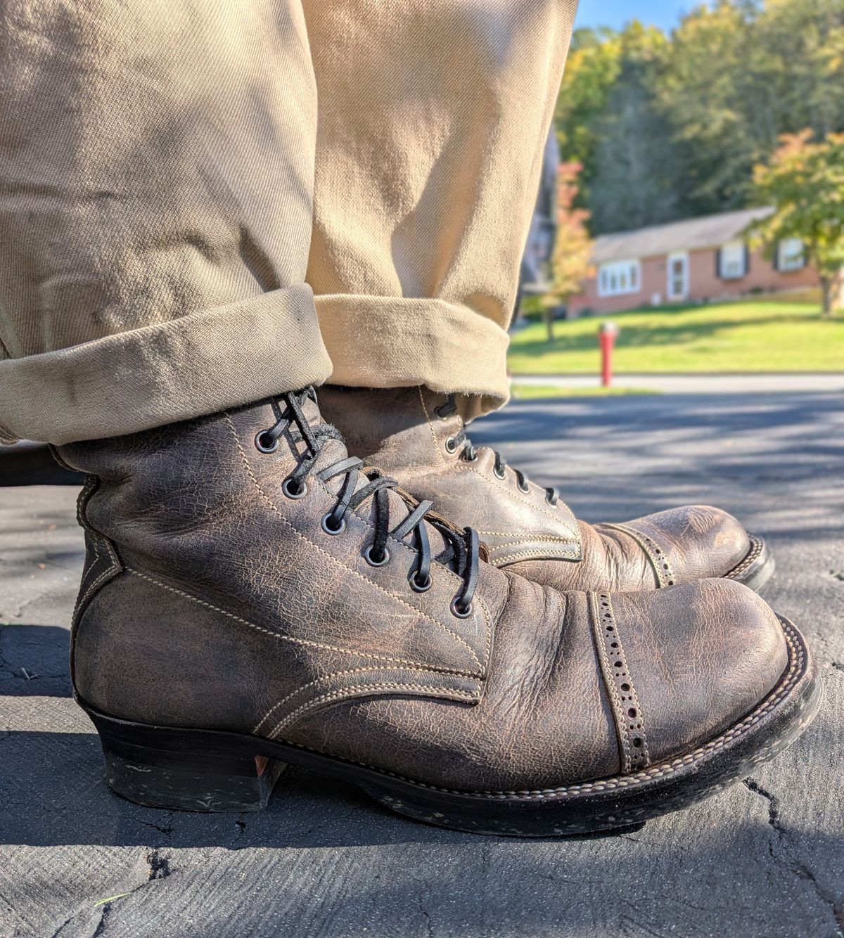 Photo by mari on October 9, 2025 of the Caswell Boot Company Caswell x Fortis Munson in Gallun Charcoal Teton Stag.