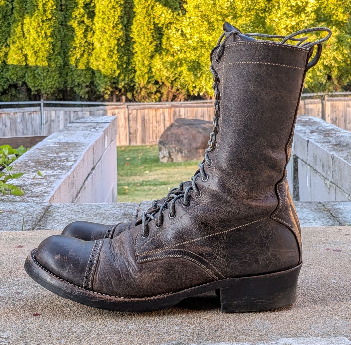 Photo by mari on October 31, 2025 of the Caswell Boot Company Caswell x Fortis Munson in Gallun Charcoal Teton Stag.