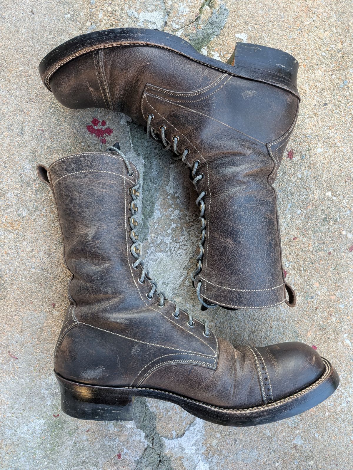 Photo by mari on October 31, 2025 of the Caswell Boot Company Caswell x Fortis Munson in Gallun Charcoal Teton Stag.