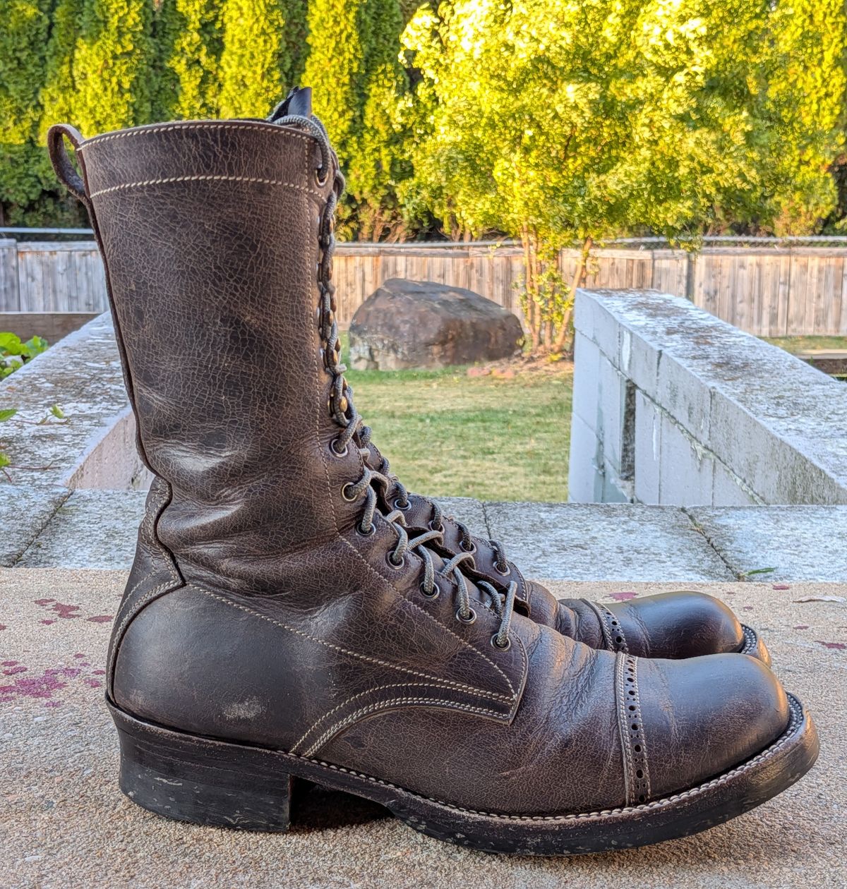 Photo by mari on October 31, 2025 of the Caswell Boot Company Caswell x Fortis Munson in Gallun Charcoal Teton Stag.