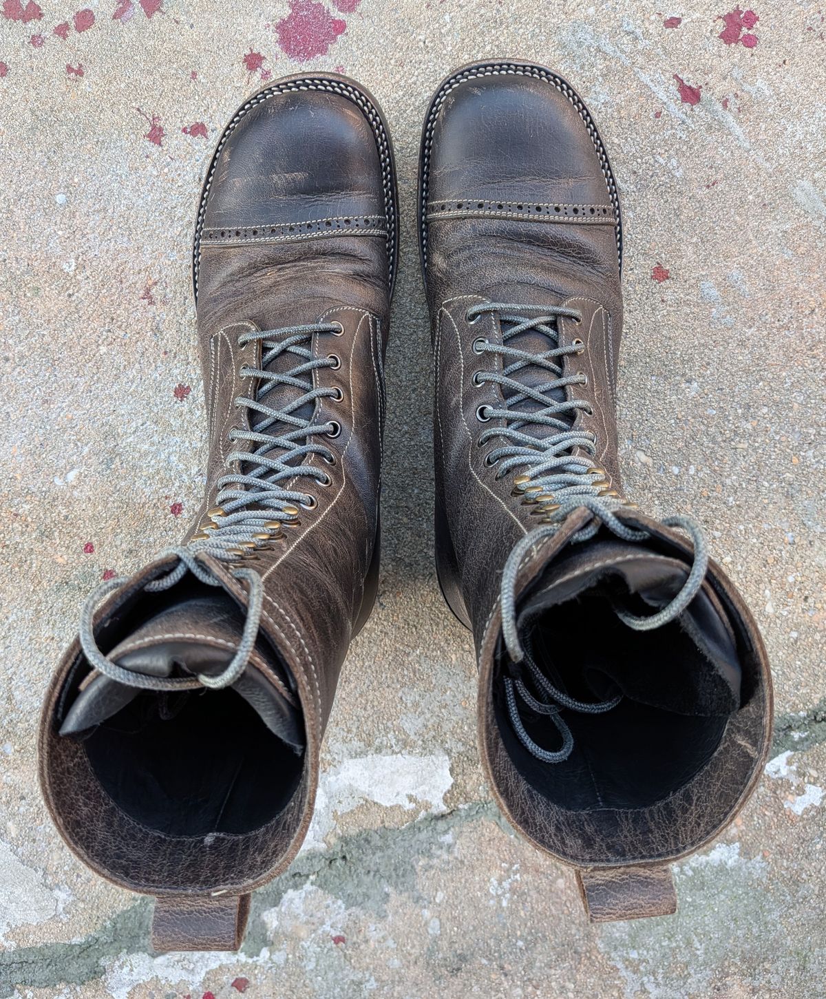 Photo by mari on October 31, 2025 of the Caswell Boot Company Caswell x Fortis Munson in Gallun Charcoal Teton Stag.