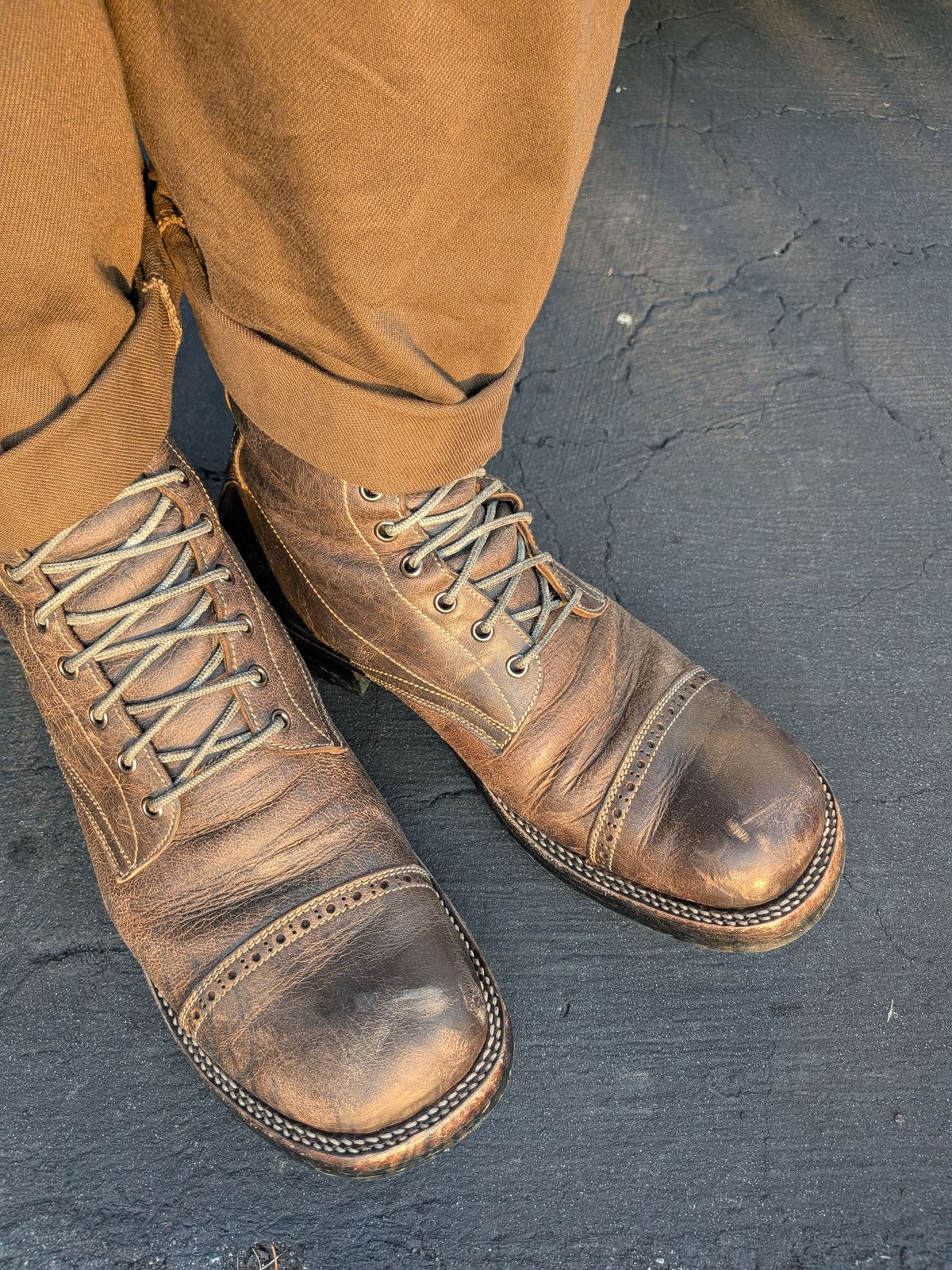 Photo by mari on November 3, 2025 of the Caswell Boot Company Caswell x Fortis Munson in Gallun Charcoal Teton Stag.