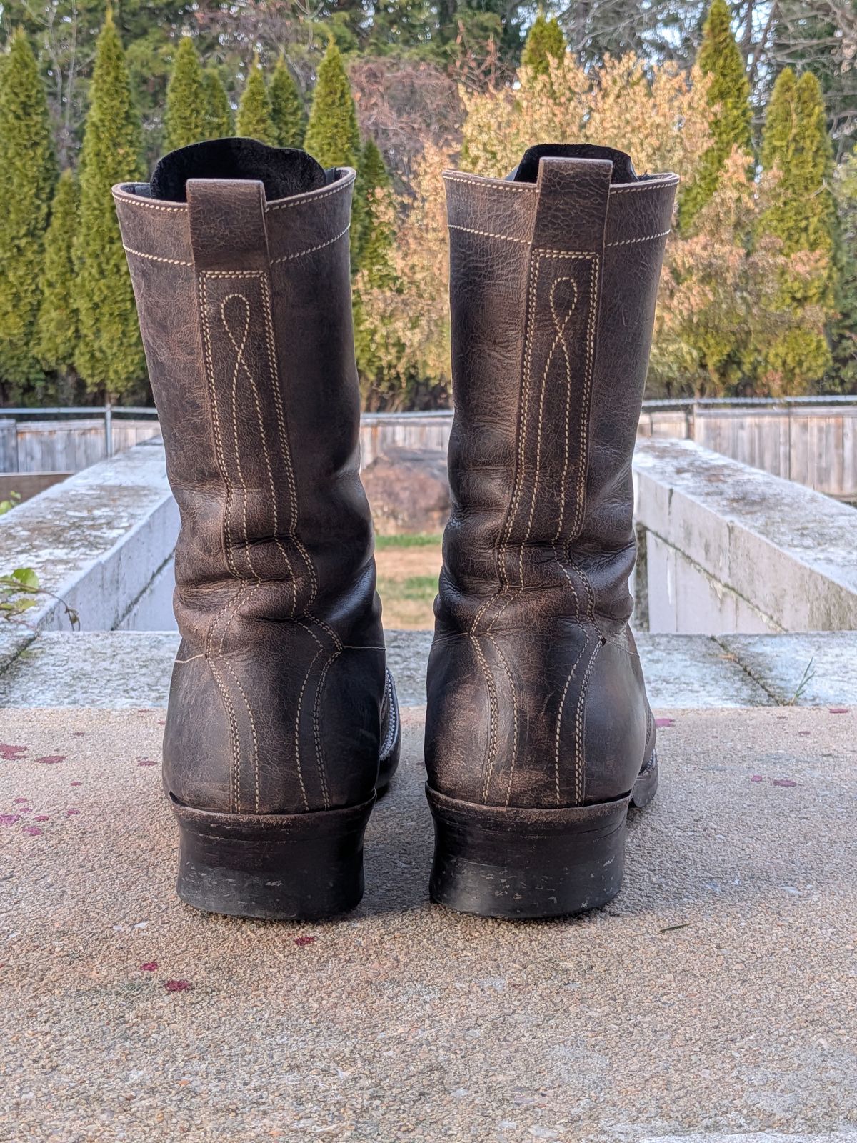 Photo by mari on December 1, 2025 of the Caswell Boot Company Caswell x Fortis Munson in Gallun Charcoal Teton Stag.