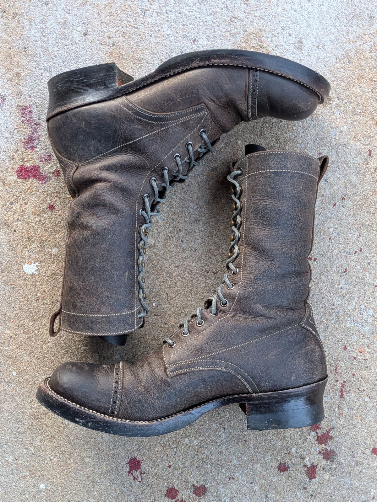 Photo by mari on December 1, 2025 of the Caswell Boot Company Caswell x Fortis Munson in Gallun Charcoal Teton Stag.