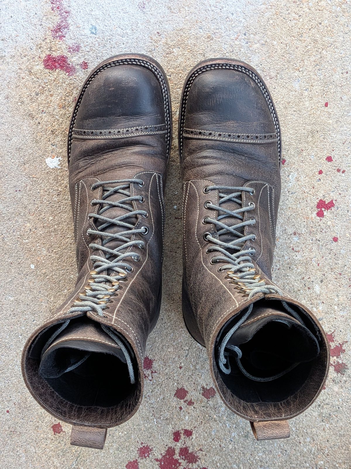 Photo by mari on December 1, 2025 of the Caswell Boot Company Caswell x Fortis Munson in Gallun Charcoal Teton Stag.