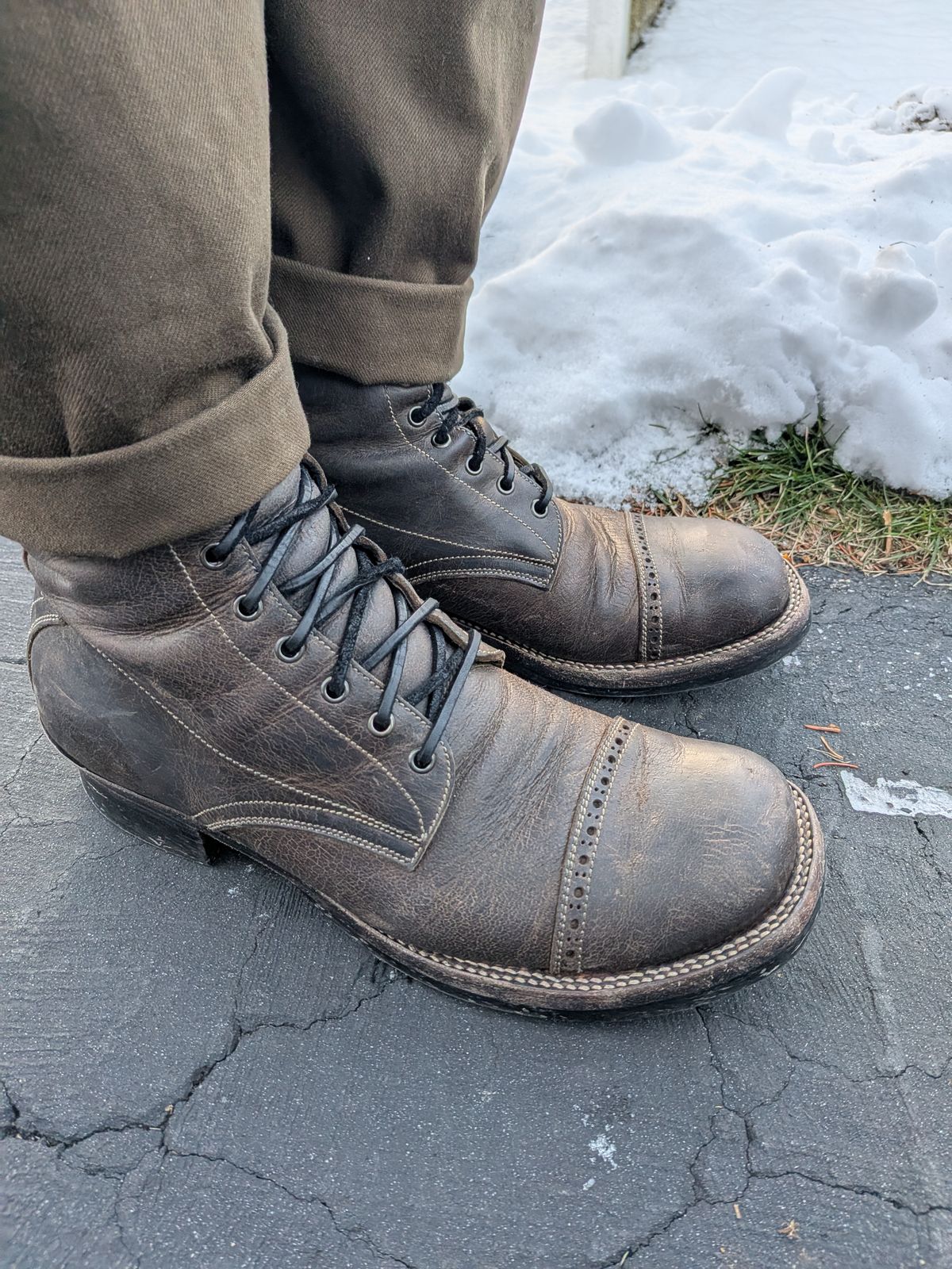 Photo by mari on December 16, 2025 of the Caswell Boot Company Caswell x Fortis Munson in Gallun Charcoal Teton Stag.