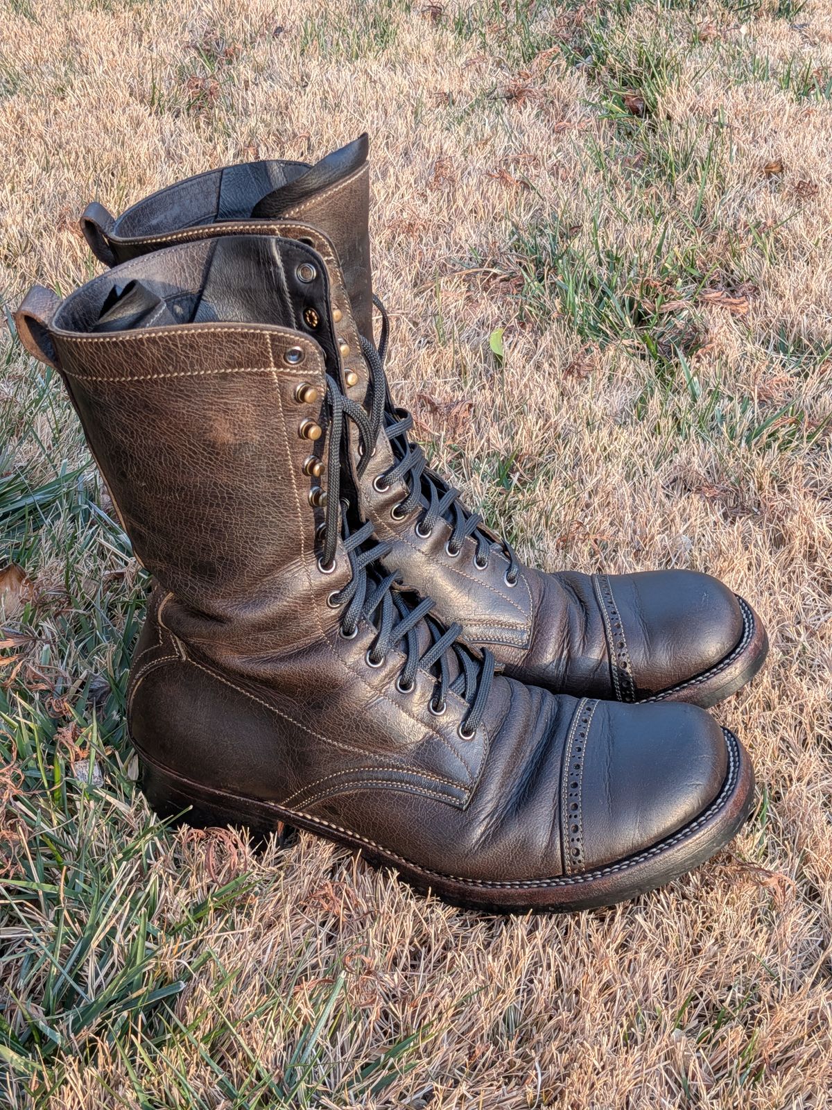Photo by mari on December 21, 2025 of the Caswell Boot Company Caswell x Fortis Munson in Gallun Charcoal Teton Stag.