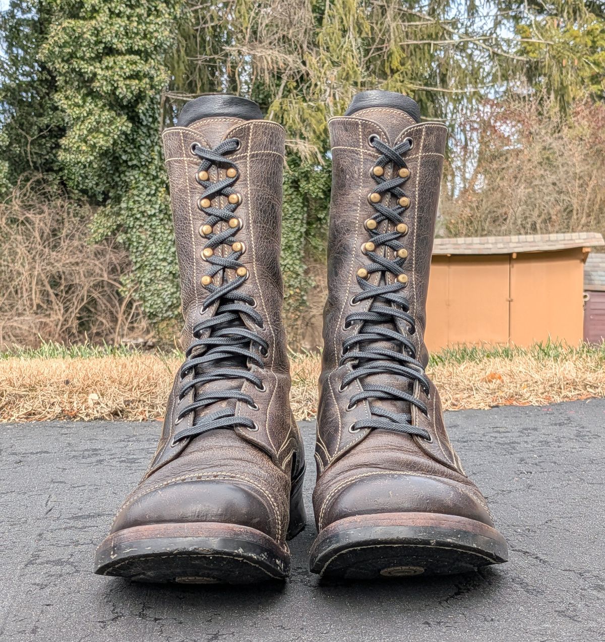 Photo by mari on January 1, 2026 of the Caswell Boot Company Caswell x Fortis Munson in Gallun Charcoal Teton Stag.