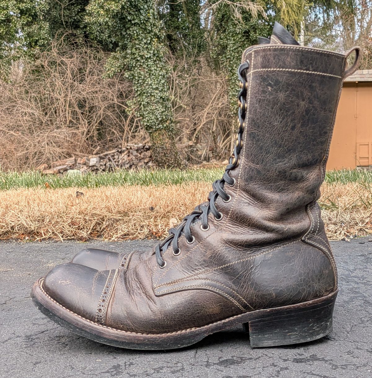Photo by mari on January 1, 2026 of the Caswell Boot Company Caswell x Fortis Munson in Gallun Charcoal Teton Stag.