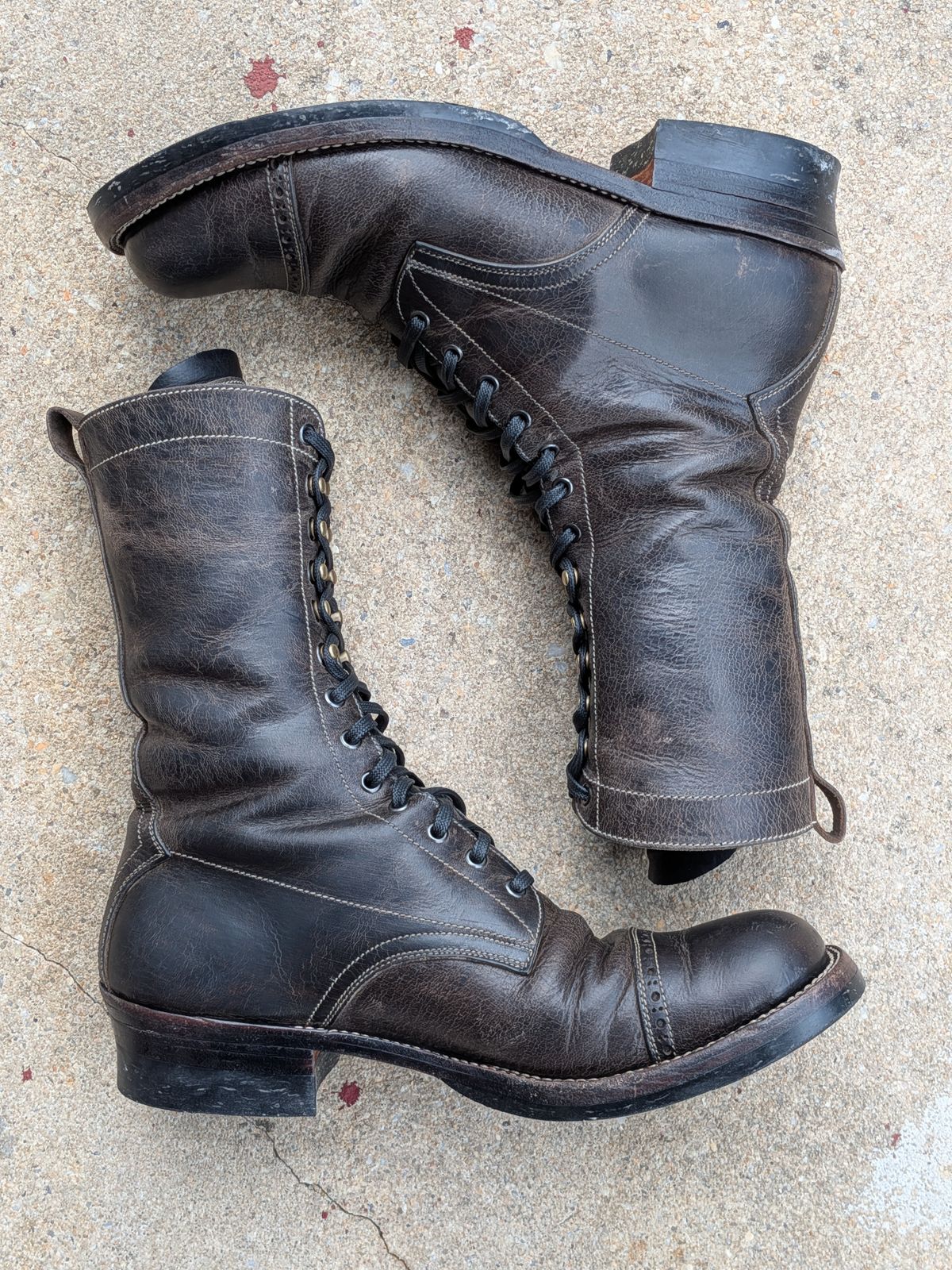 Photo by mari on January 1, 2026 of the Caswell Boot Company Caswell x Fortis Munson in Gallun Charcoal Teton Stag.