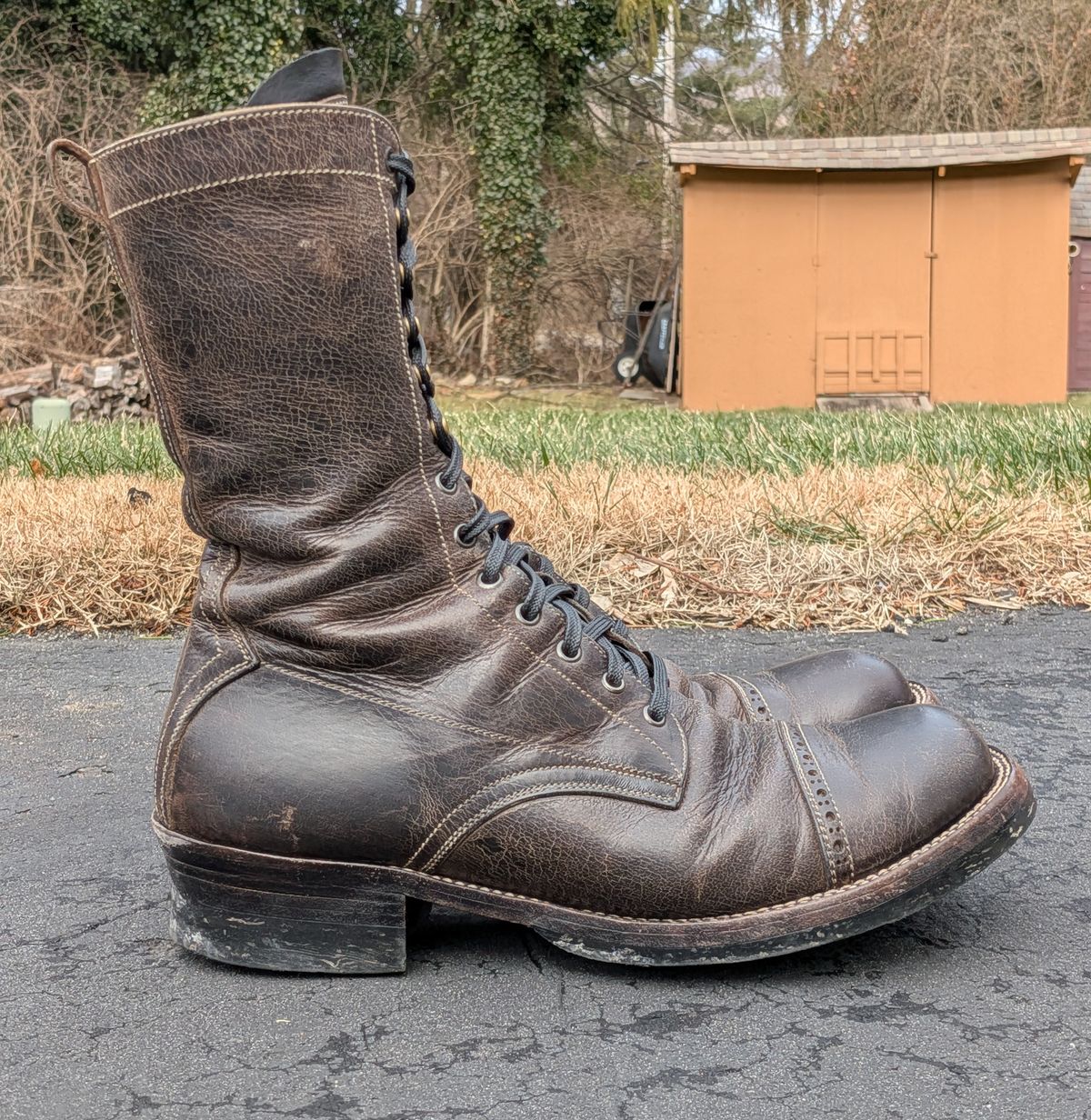 Photo by mari on January 1, 2026 of the Caswell Boot Company Caswell x Fortis Munson in Gallun Charcoal Teton Stag.