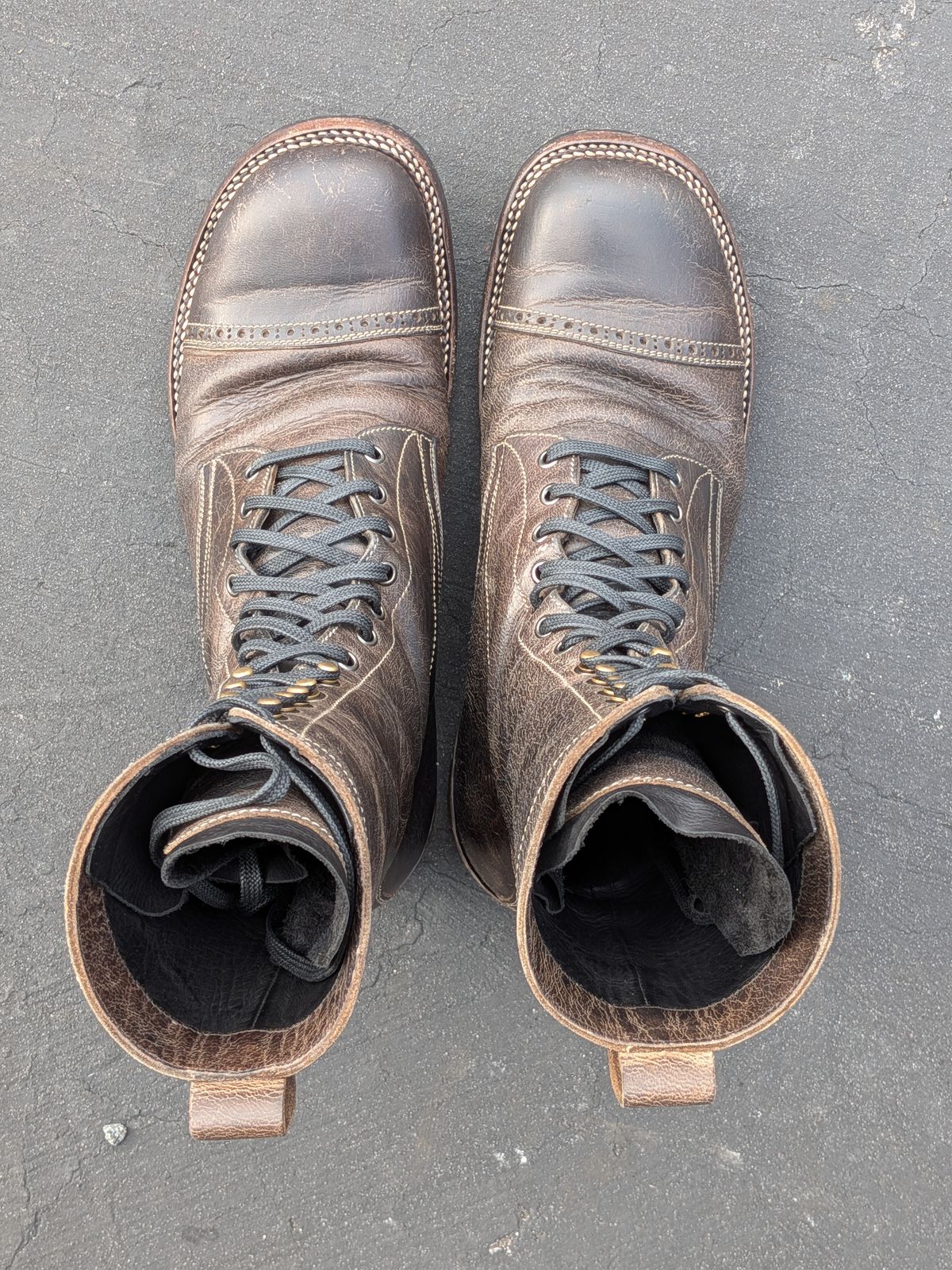 Photo by mari on January 1, 2026 of the Caswell Boot Company Caswell x Fortis Munson in Gallun Charcoal Teton Stag.