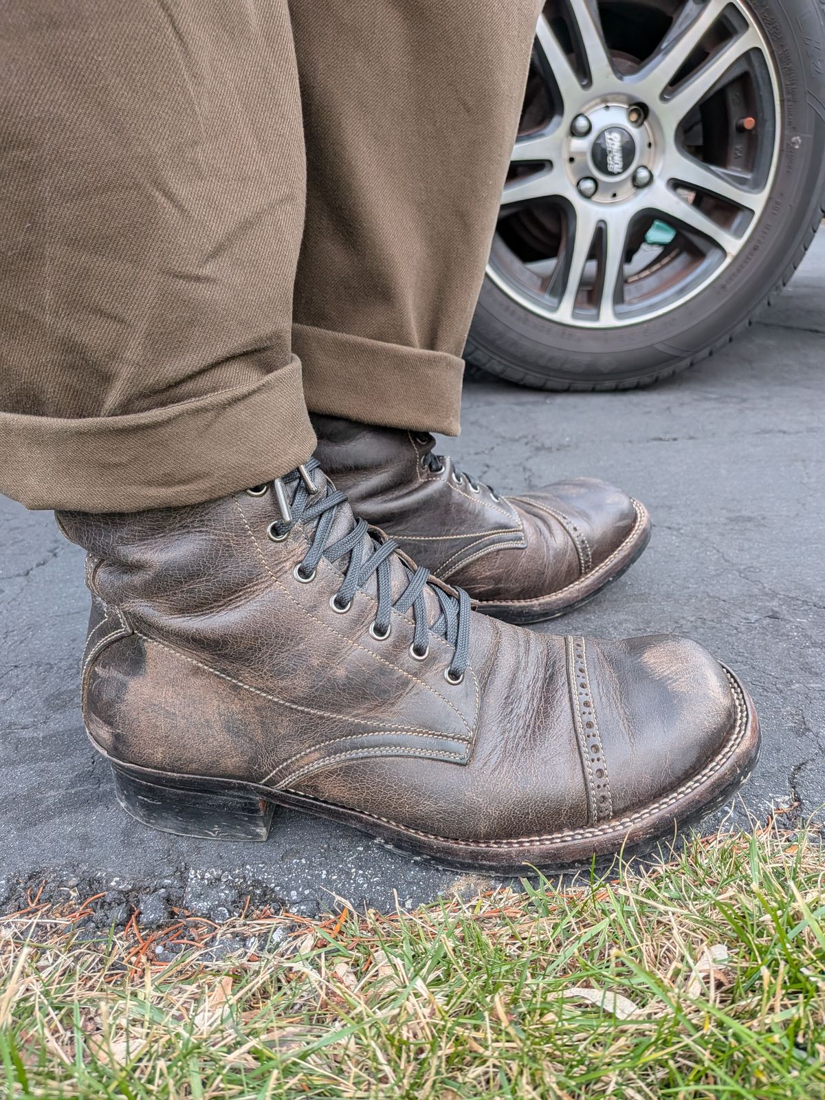 Photo by mari on January 6, 2026 of the Caswell Boot Company Caswell x Fortis Munson in Gallun Charcoal Teton Stag.