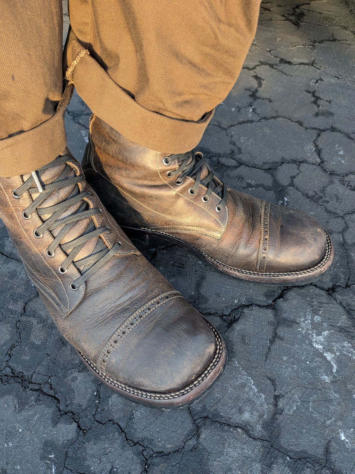 Photo by mari on February 4, 2026 of the Caswell Boot Company Caswell x Fortis Munson in Gallun Charcoal Teton Stag.