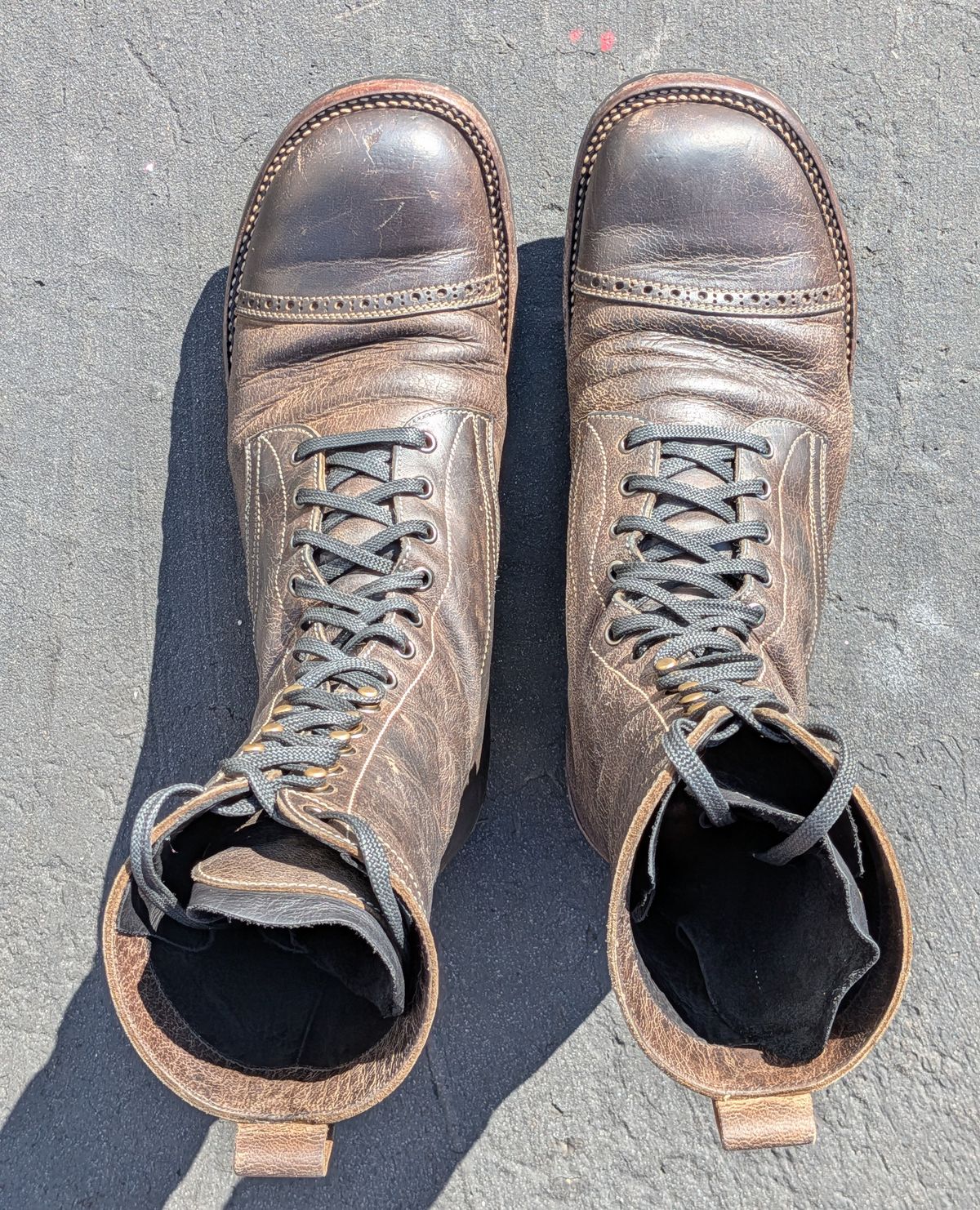 Photo by mari on March 1, 2026 of the Caswell Boot Company Caswell x Fortis Munson in Gallun Charcoal Teton Stag.