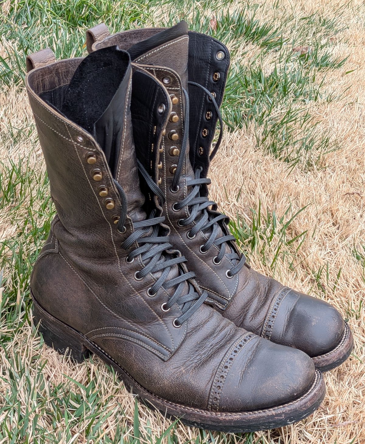 Photo by mari on March 8, 2026 of the Caswell Boot Company Caswell x Fortis Munson in Gallun Charcoal Teton Stag.