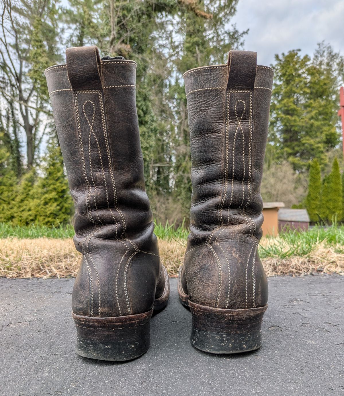 Photo by mari on April 1, 2026 of the Caswell Boot Company Caswell x Fortis Munson in Gallun Charcoal Teton Stag.